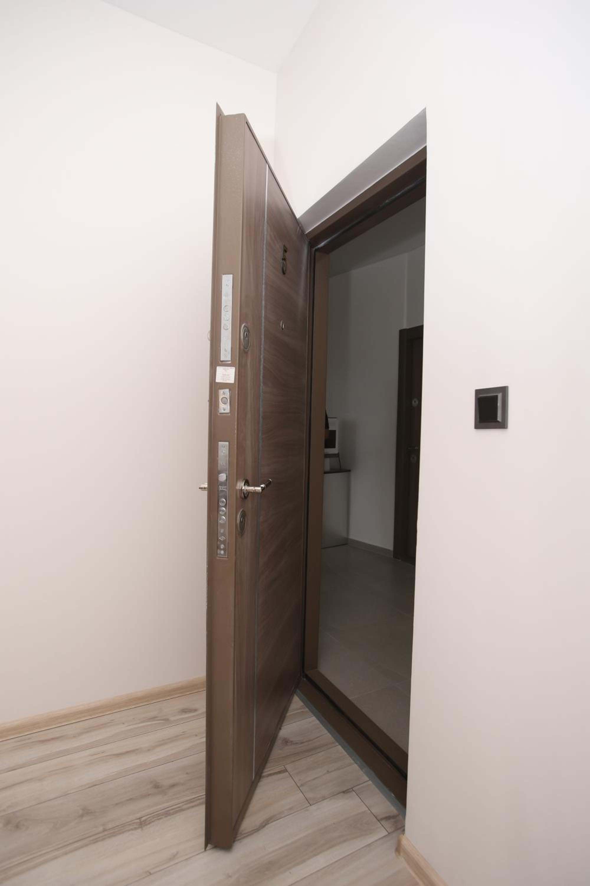 One-Bedroom Apartment - Photo 2