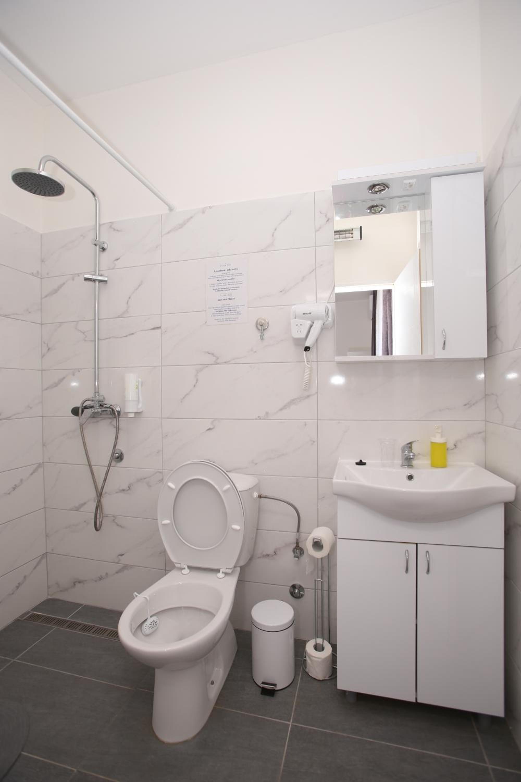 One-Bedroom Apartment - Photo 3
