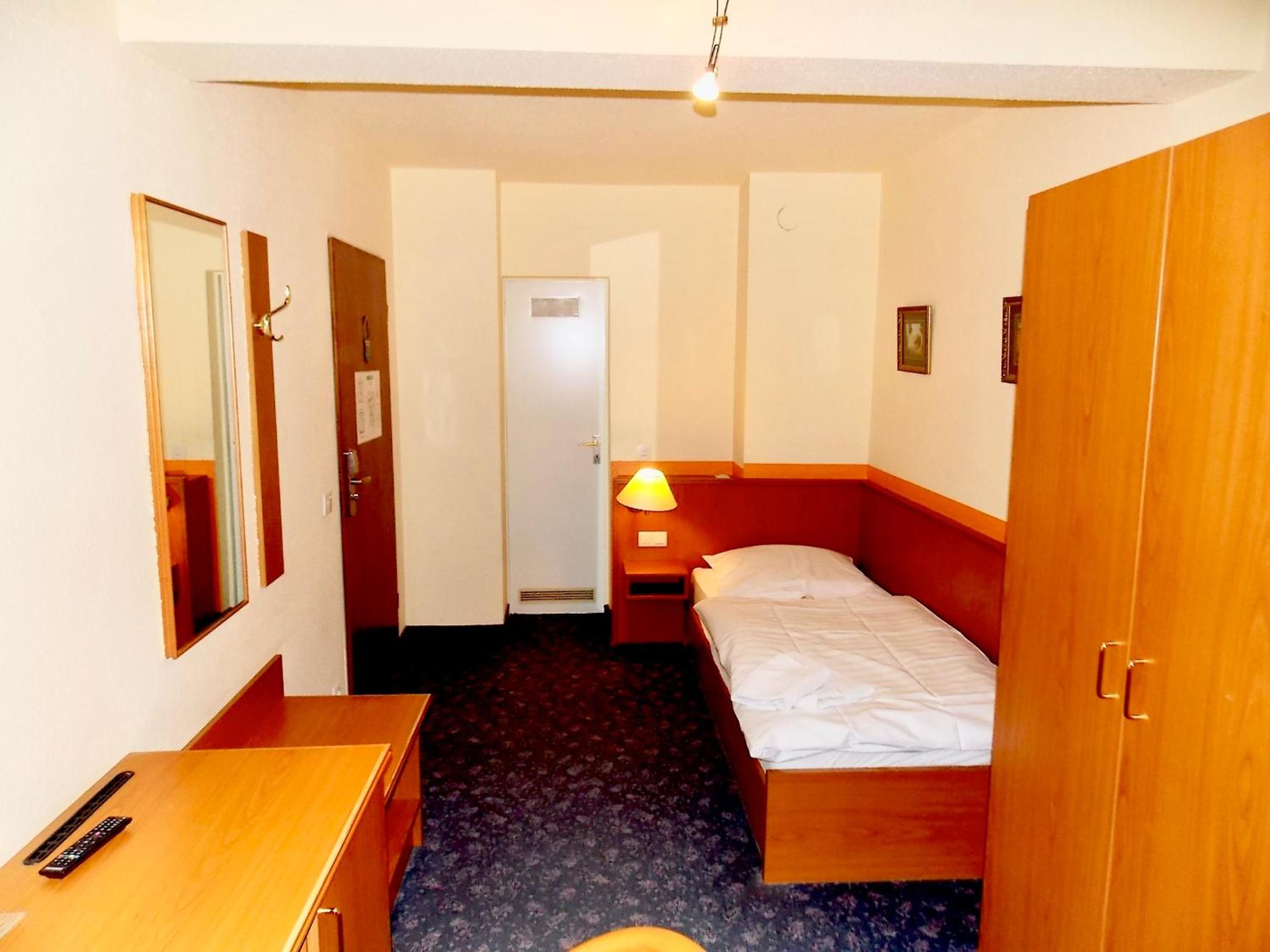 Single Room with Private Bathroom photo 2