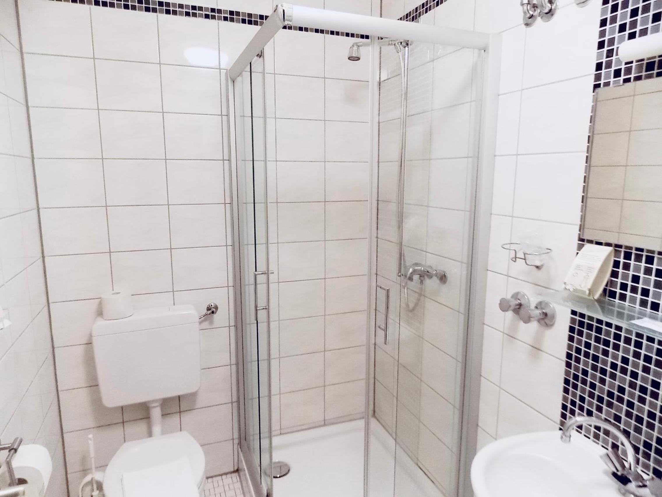 Single Room with Private Bathroom photo 3