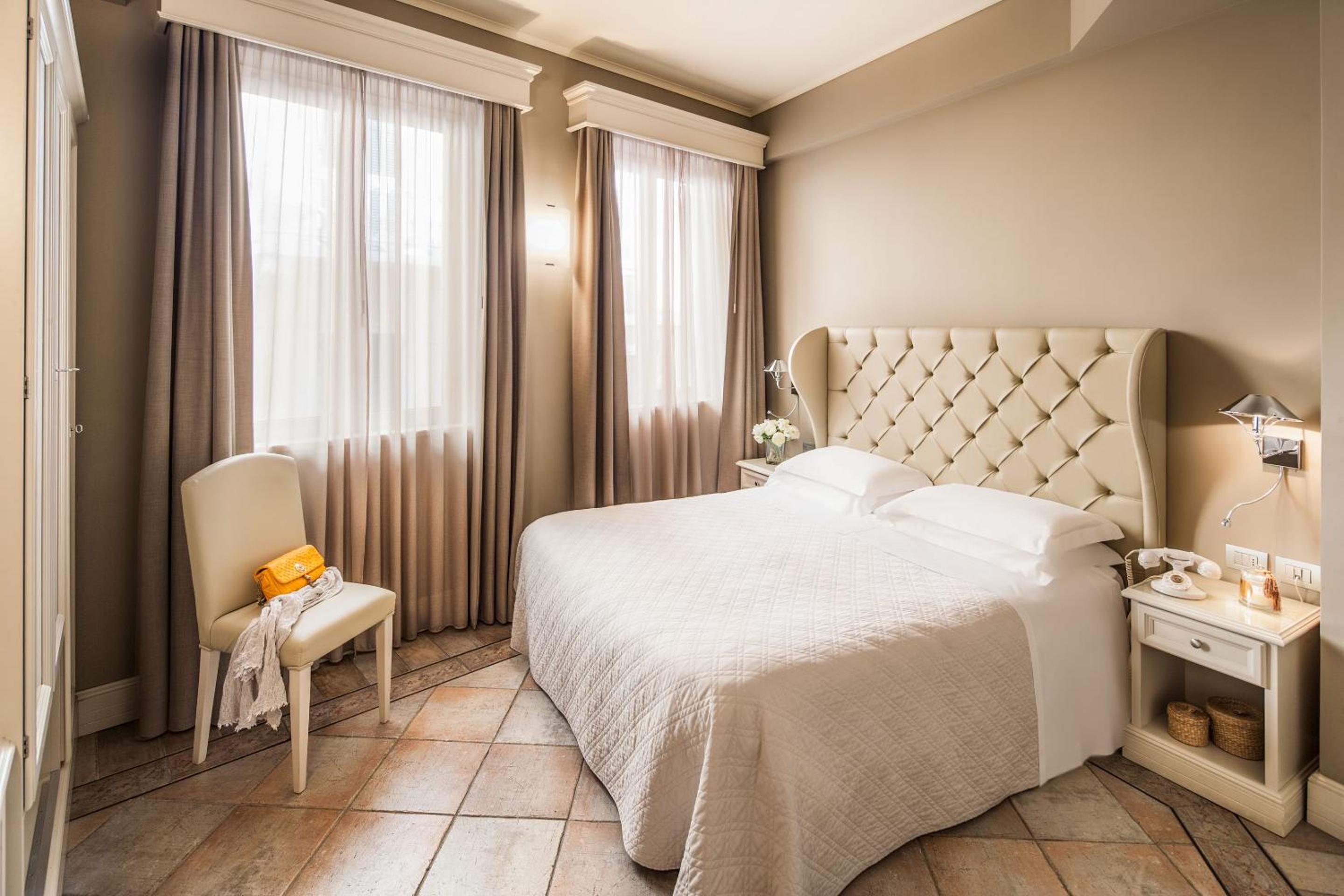 Double or Twin Room with City View - Photo 1