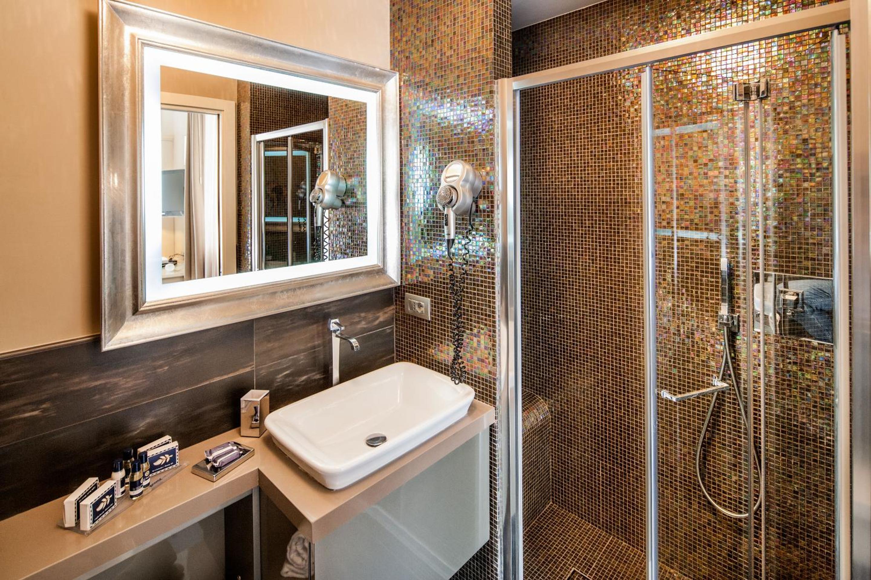 Double or Twin Room with City View - Photo 4
