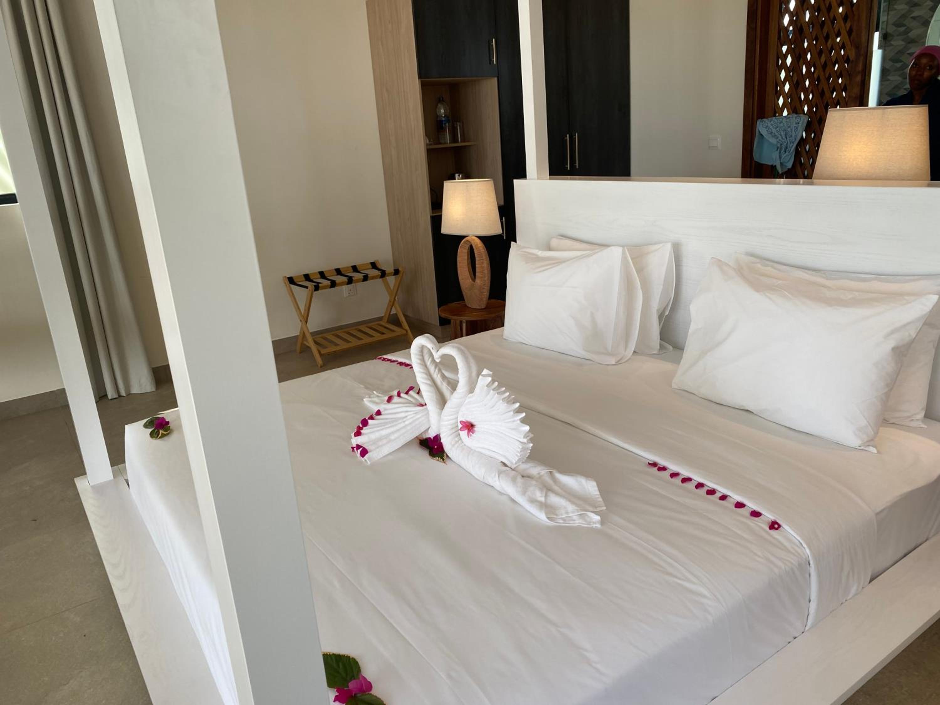Suite with Hot Tub - Photo 16