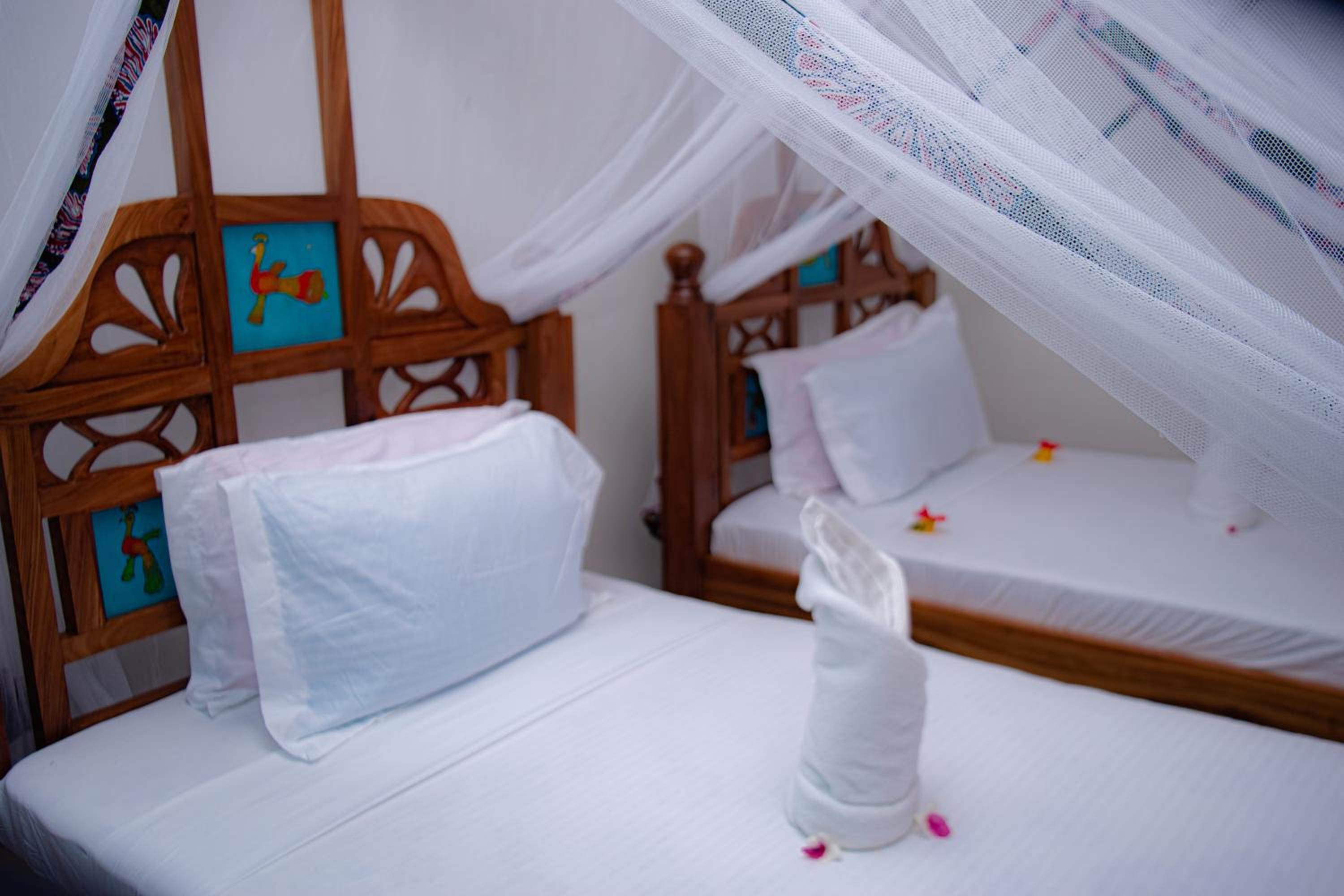 Twin Room with Pool View - Photo 6