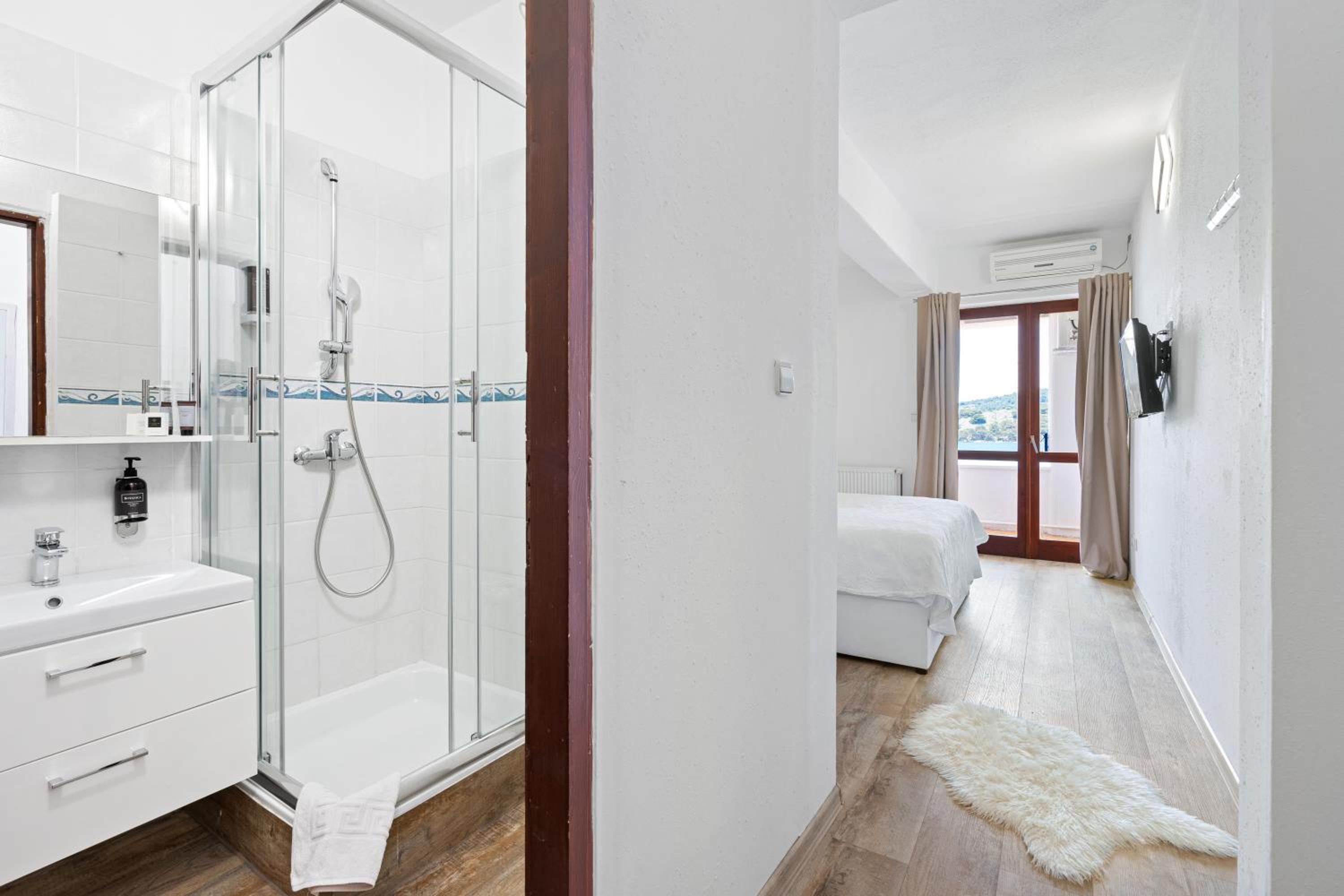 Deluxe Double Room with Balcony and Sea View - Photo 7