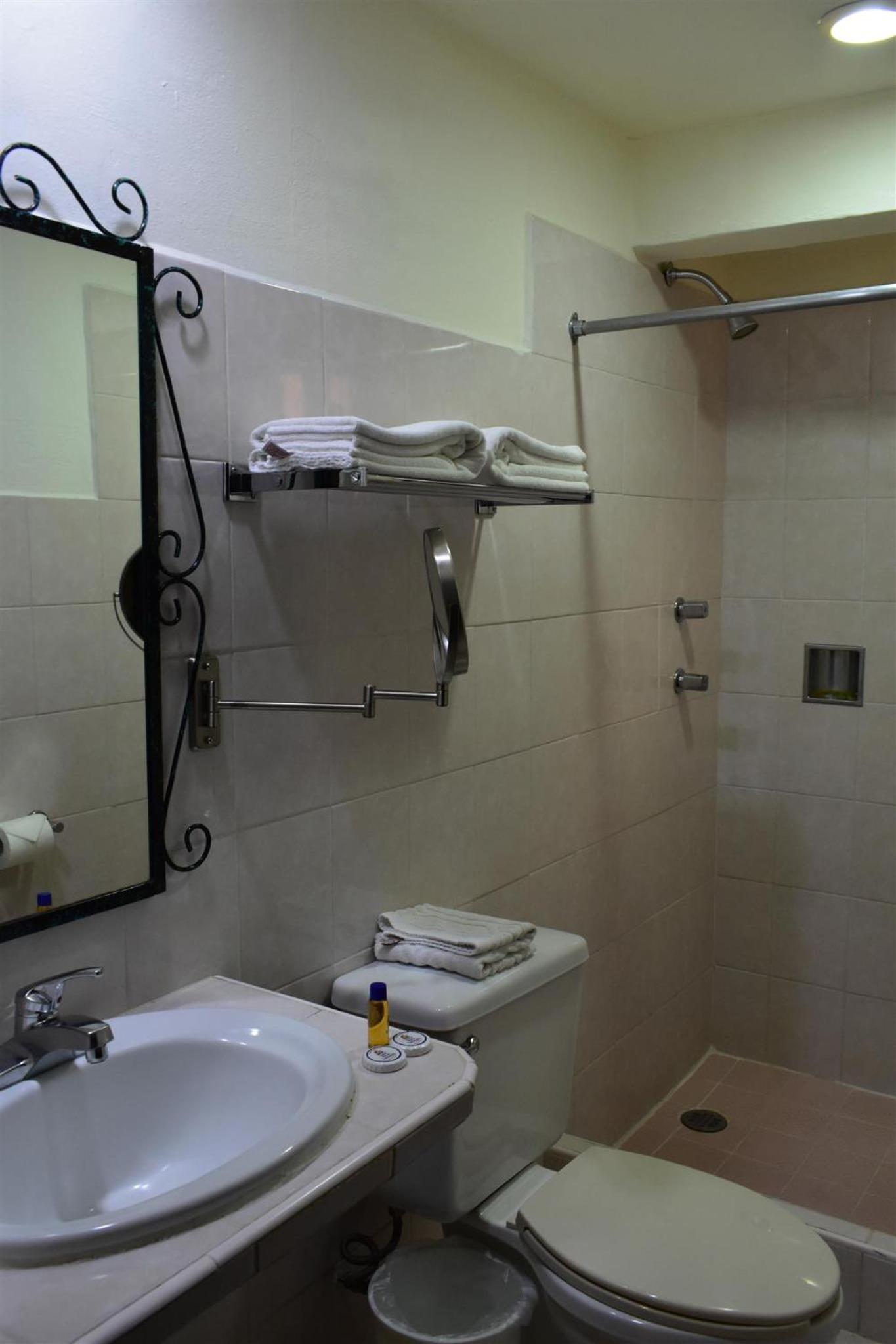 Budget Twin Room - Photo 3