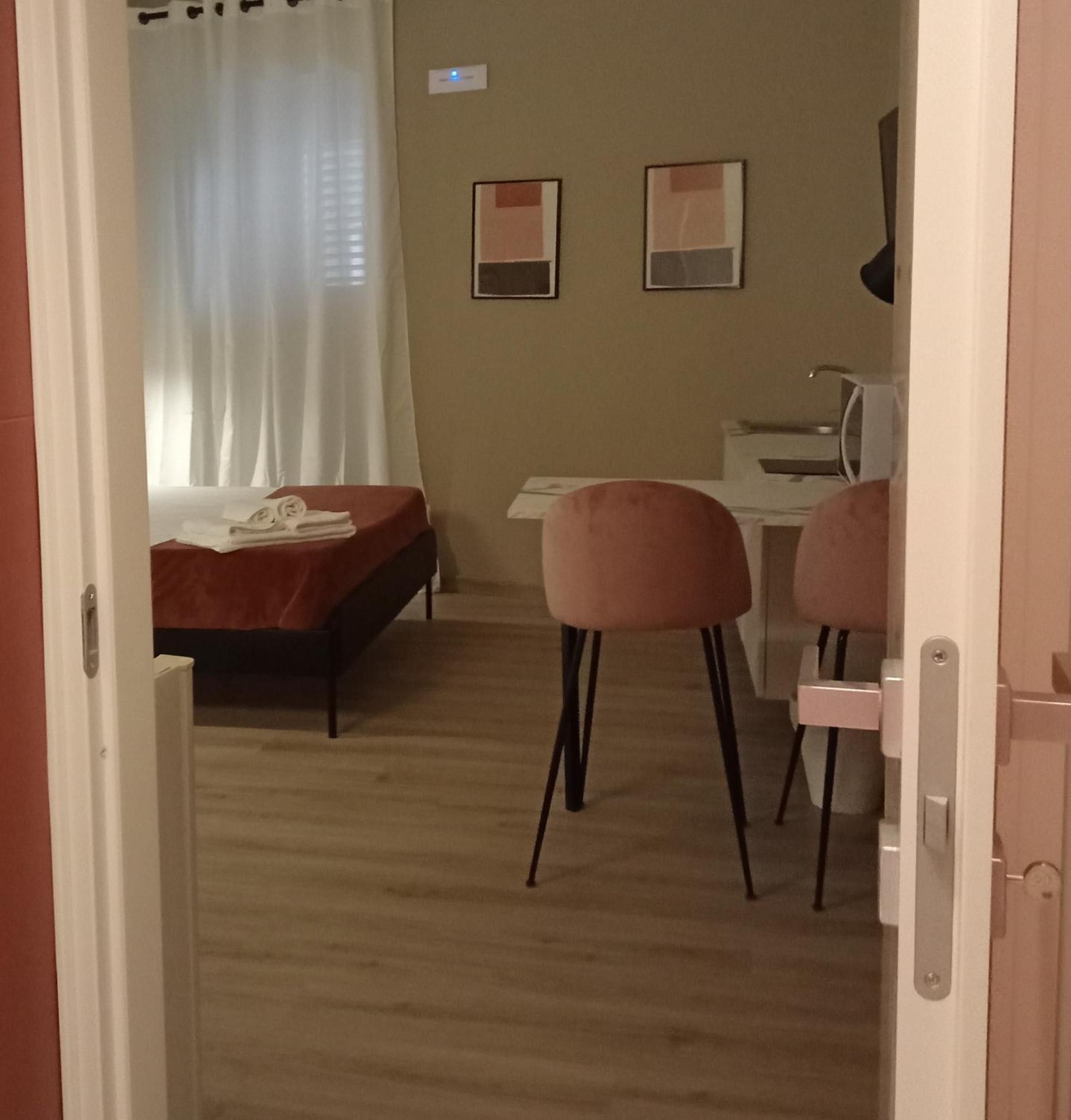 Large Double Room - Photo 3