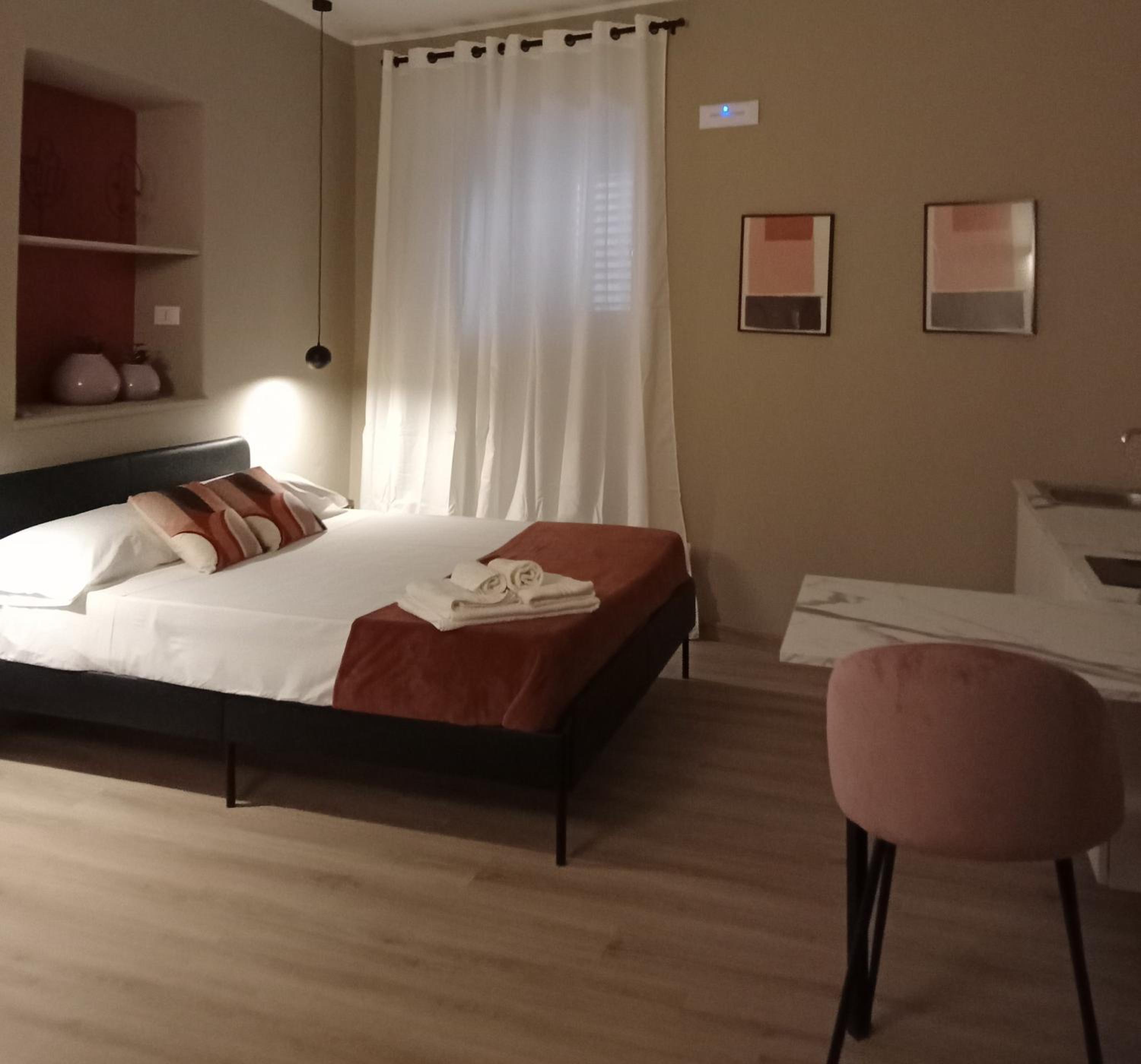 Large Double Room - Photo 5