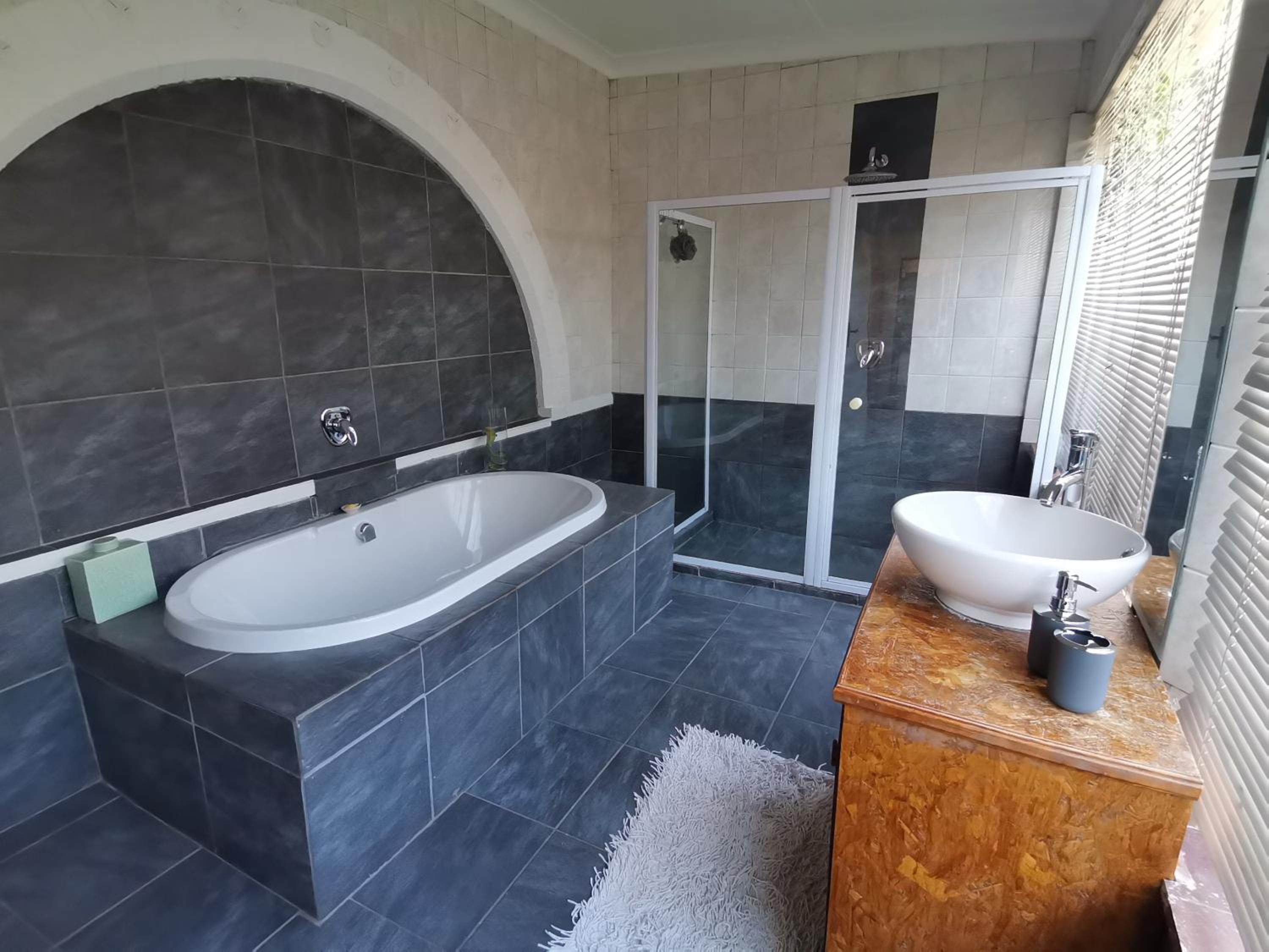 Double Room with Private Bathroom - Photo 2