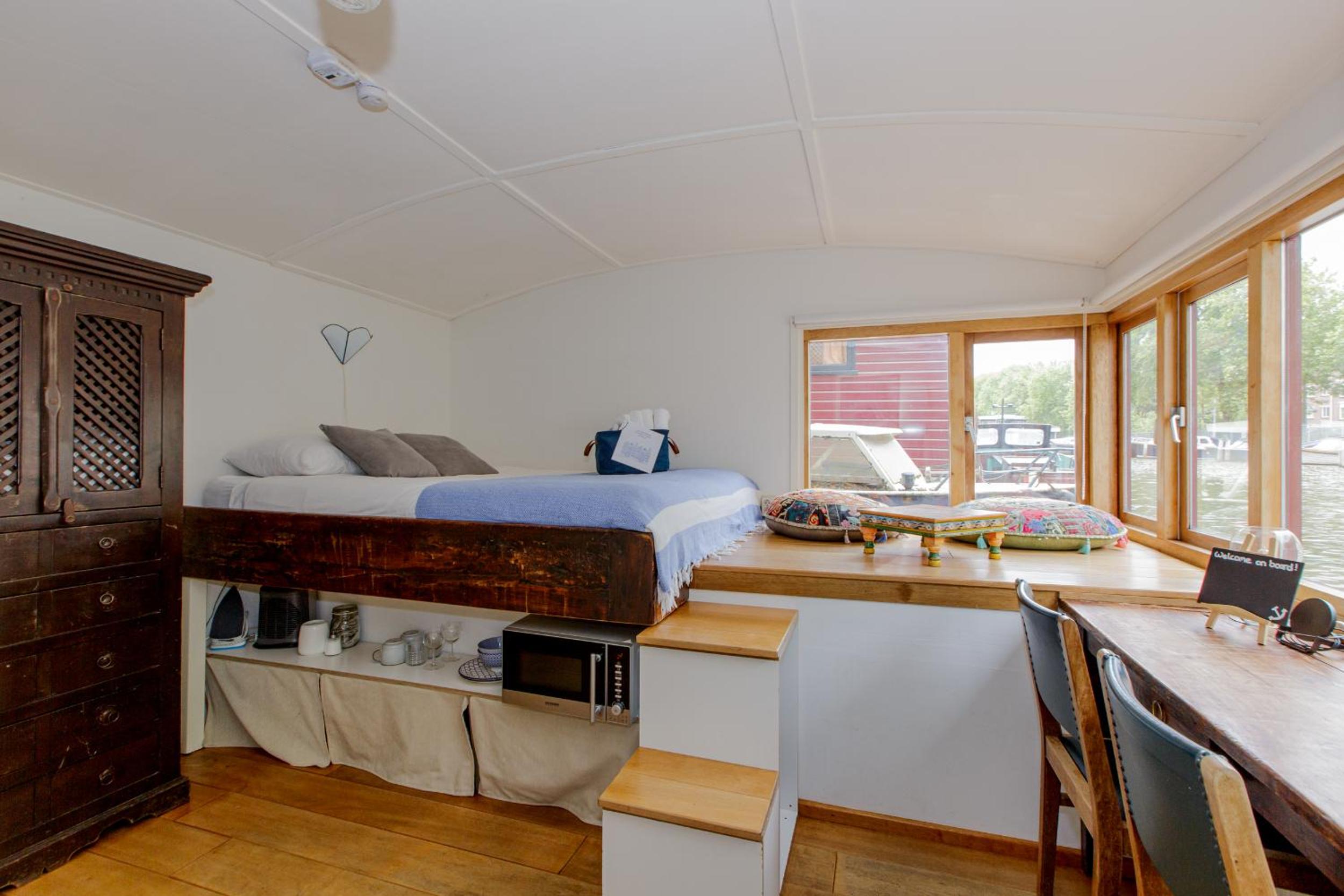 Studio With Canal View On Houseboat photo 2