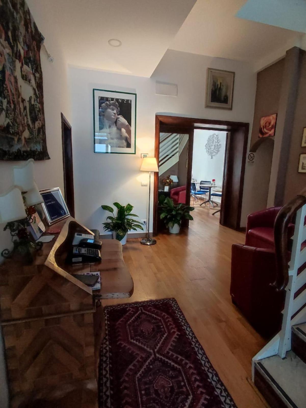 Queen Room photo 2