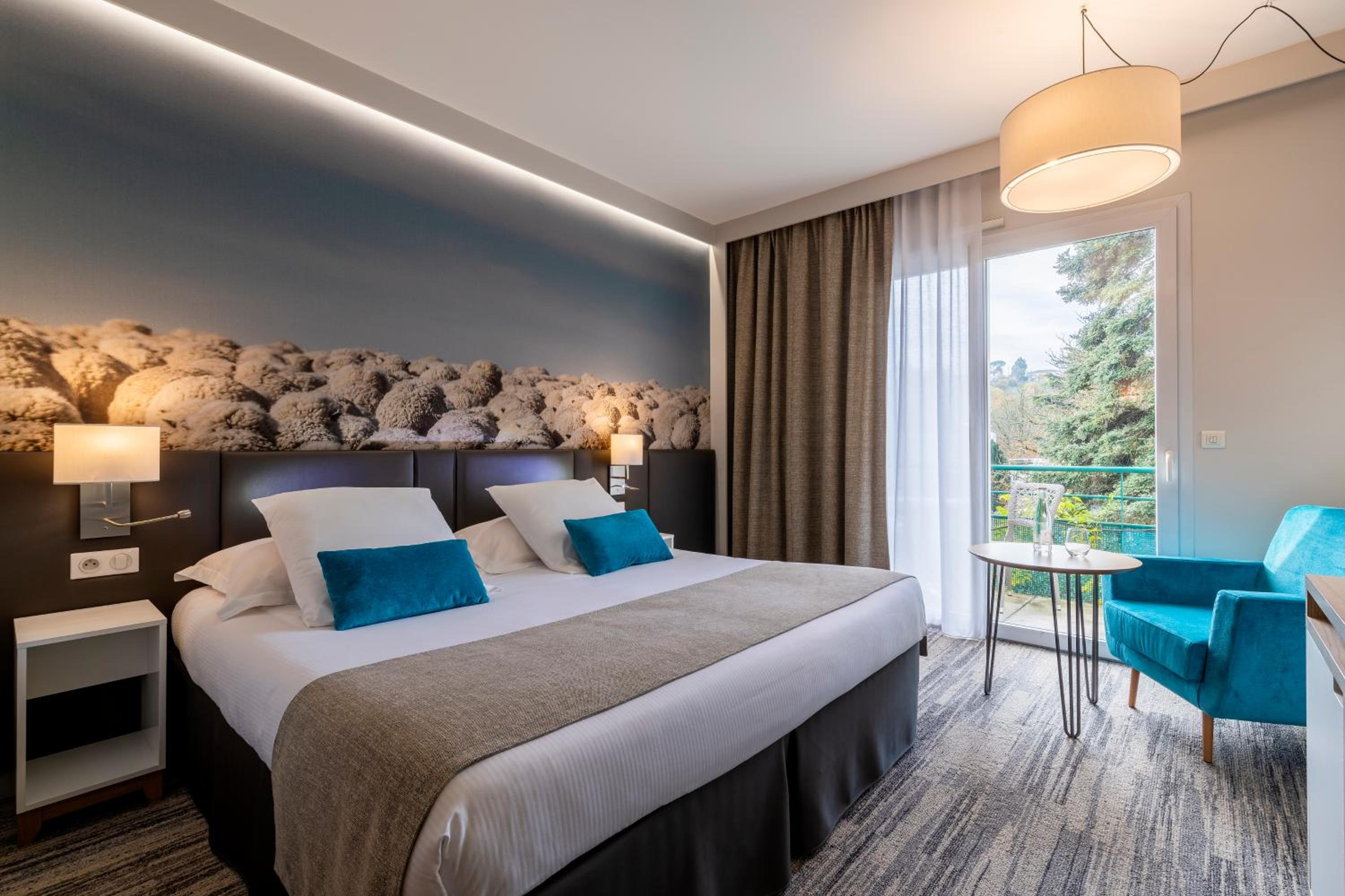 Superior King Room with Balcony - Photo 6