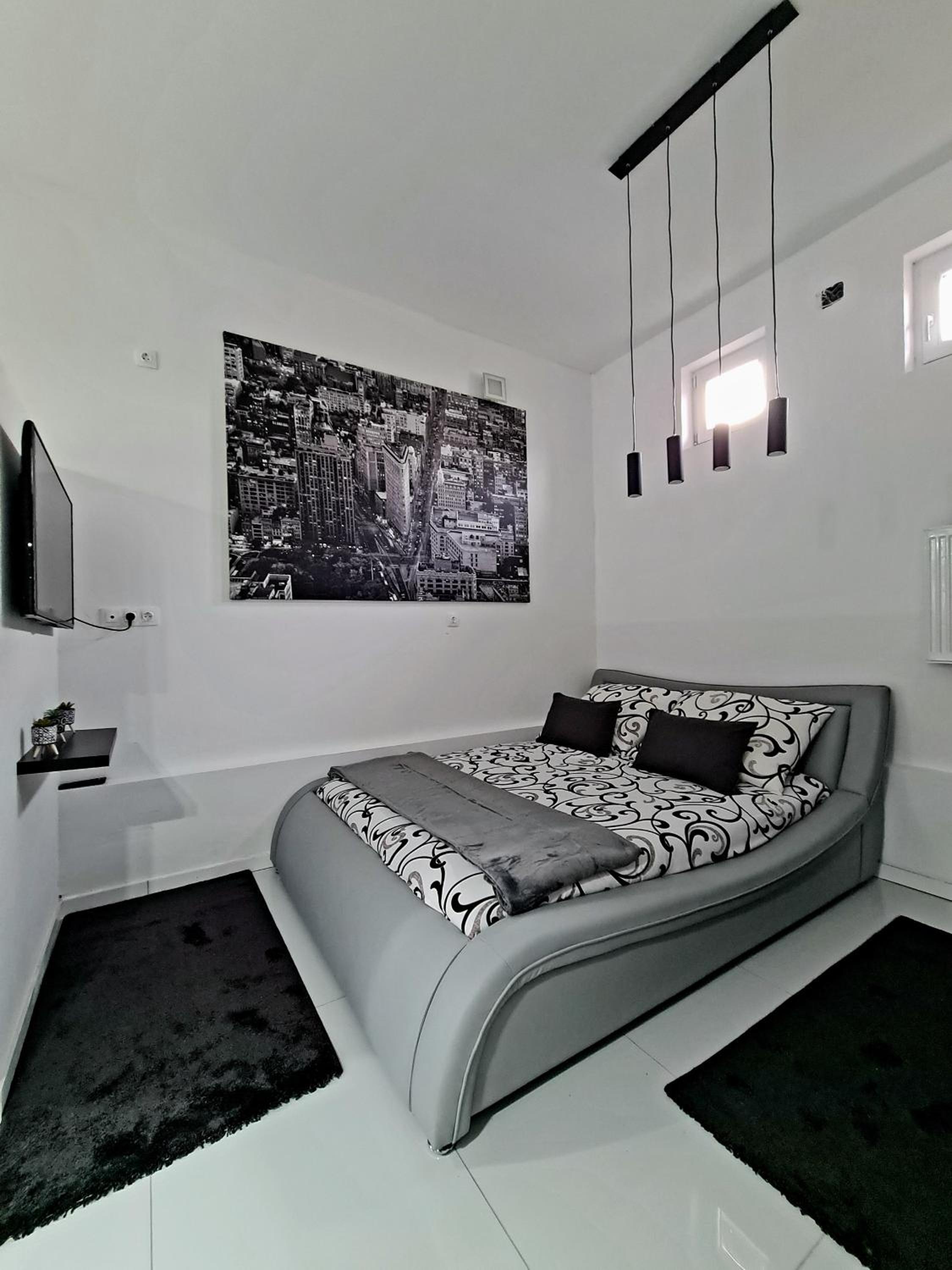 Apartment with Shower - Photo 4