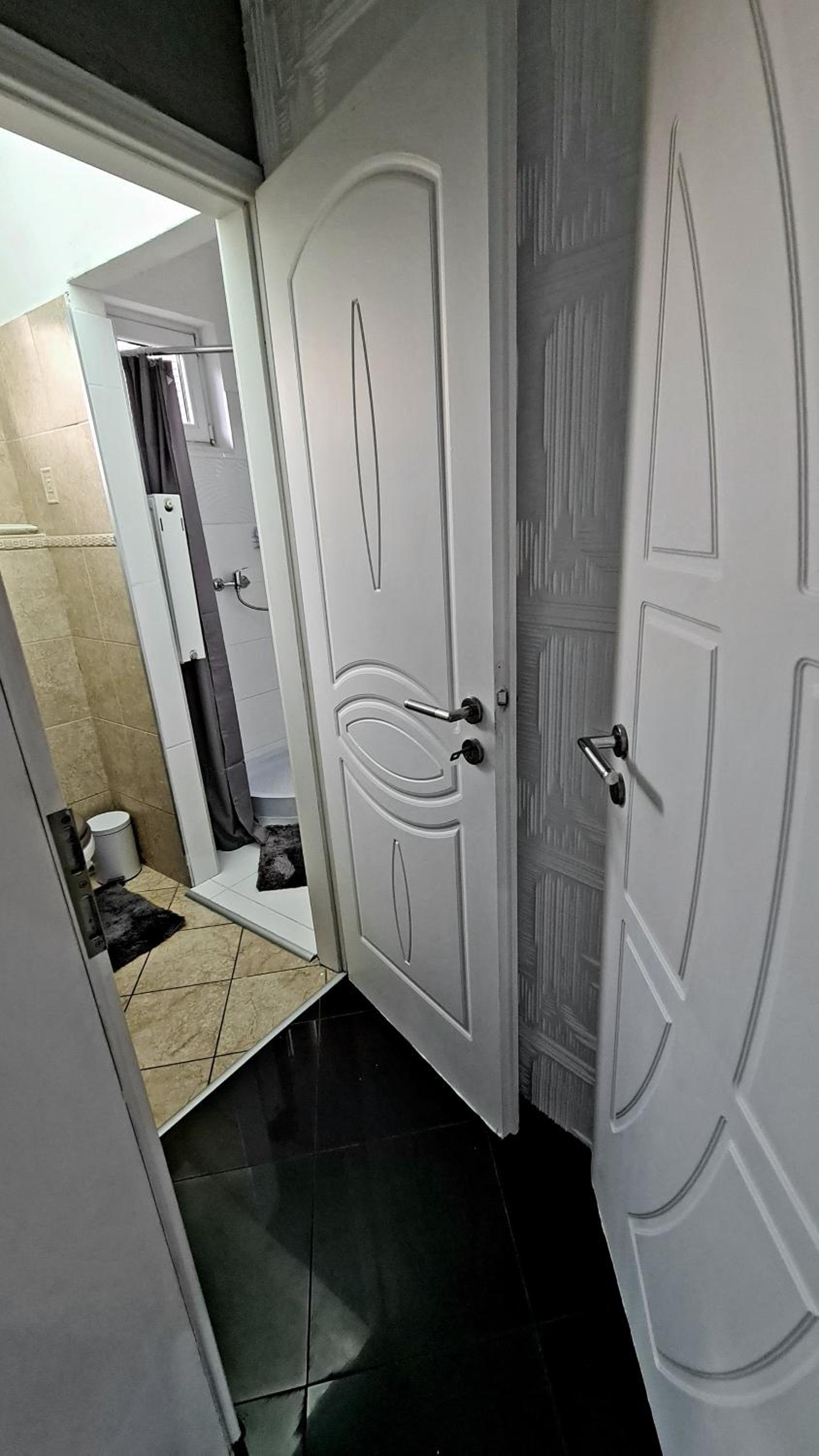 Apartment with Shower - Photo 9