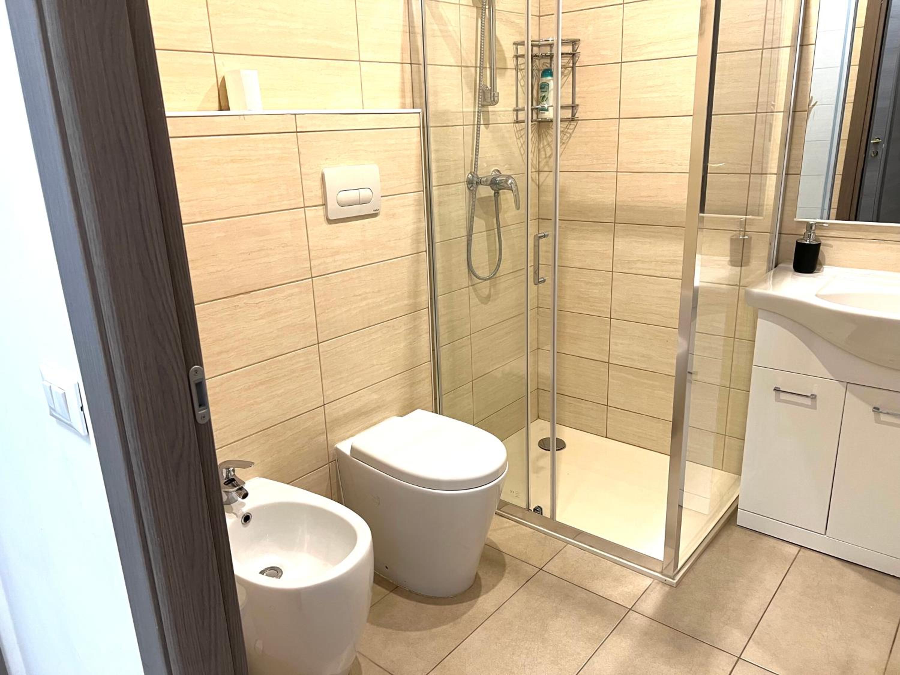 Large Double Room - Photo 4