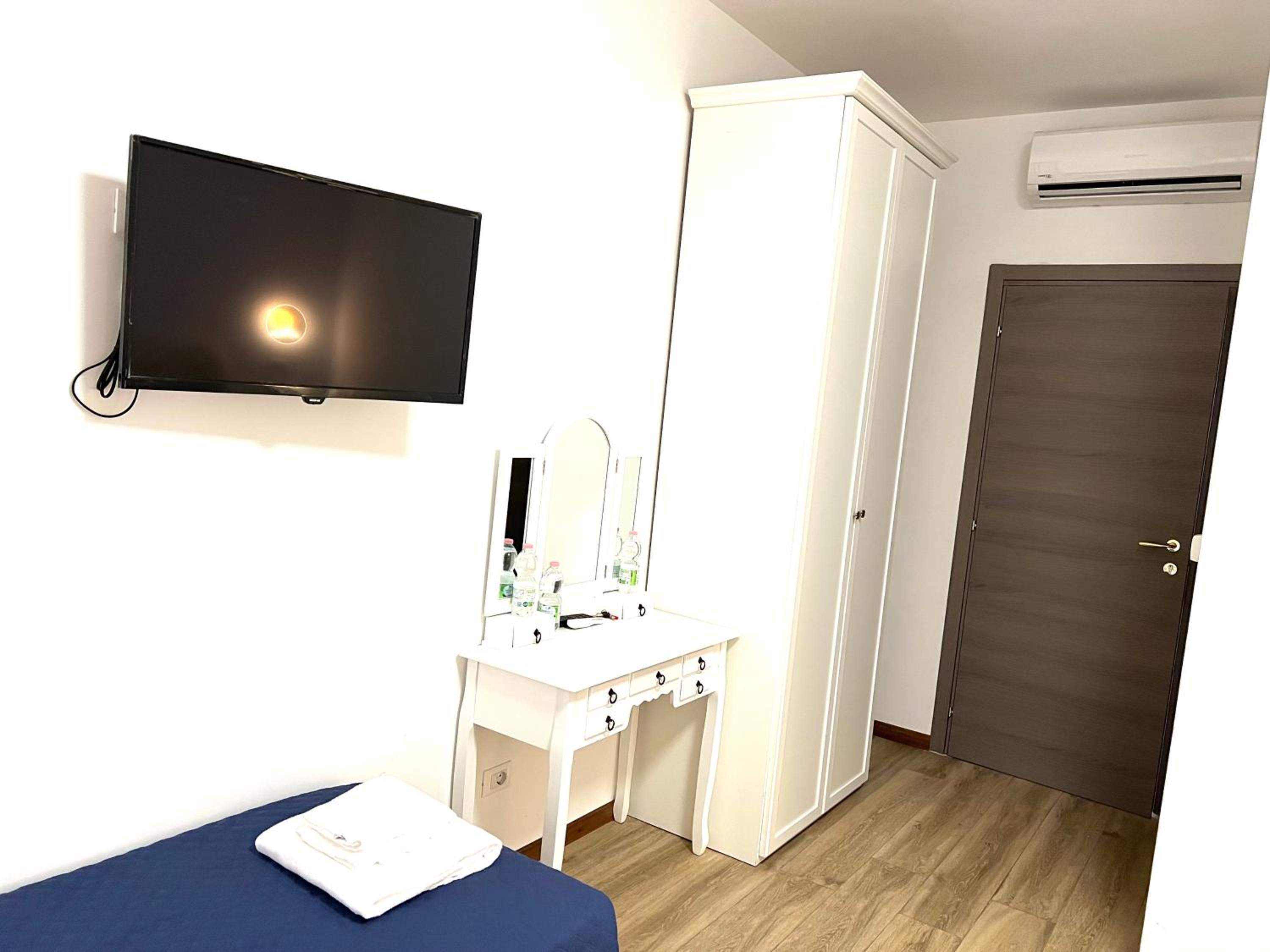 Comfort Triple Room with Shower - Photo 5
