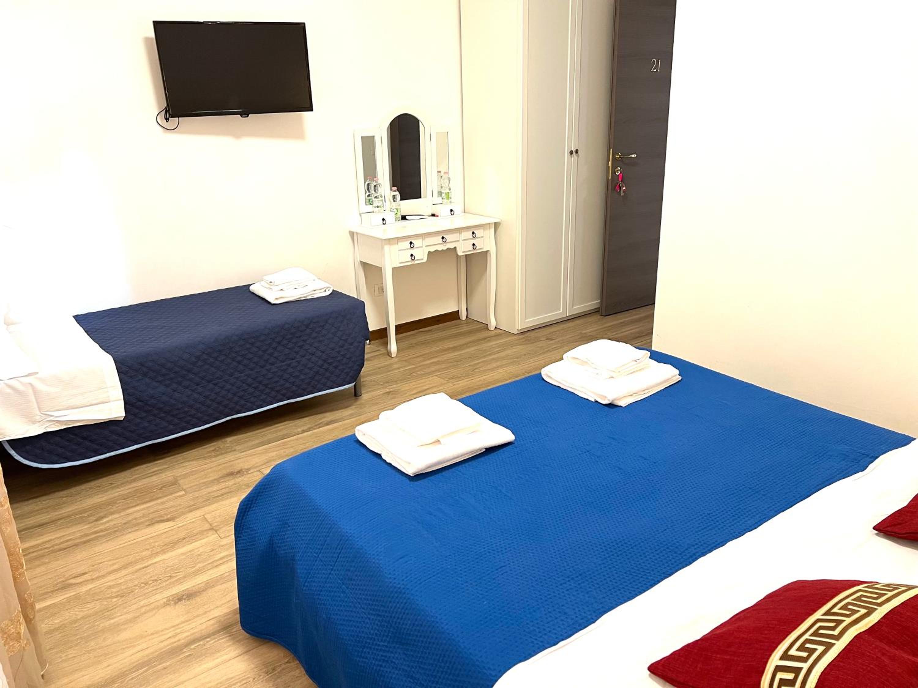Comfort Triple Room with Shower - Photo 4