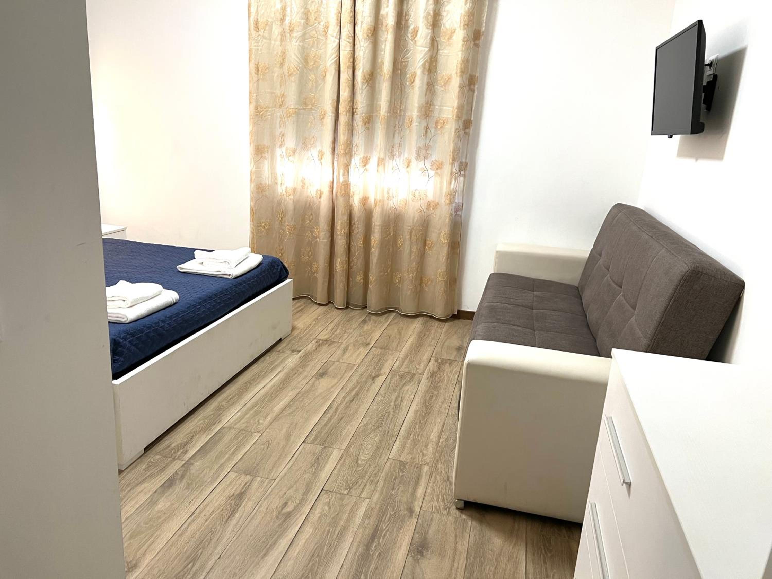 Large Double Room - Photo 2