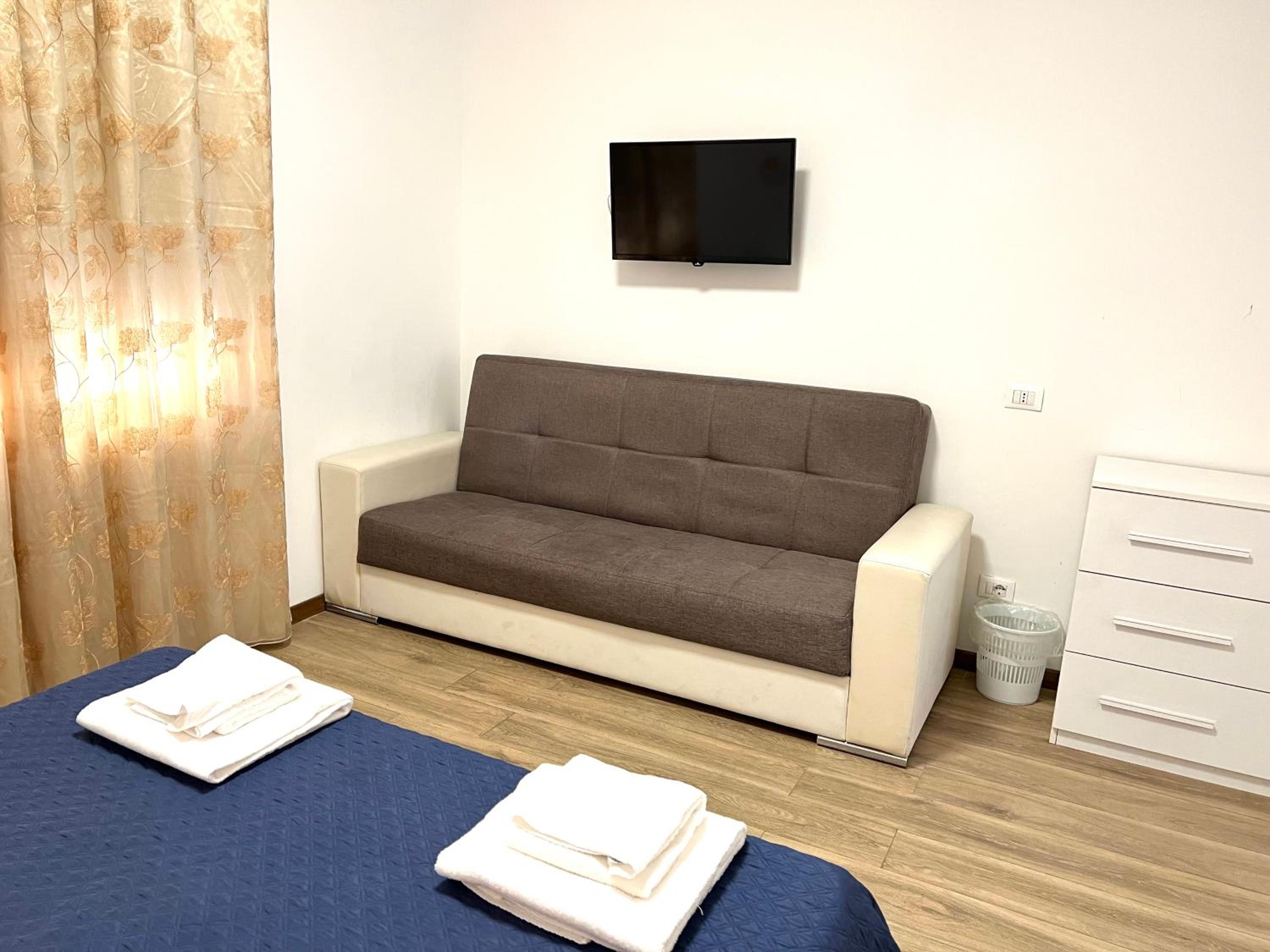 Large Double Room - Photo 7