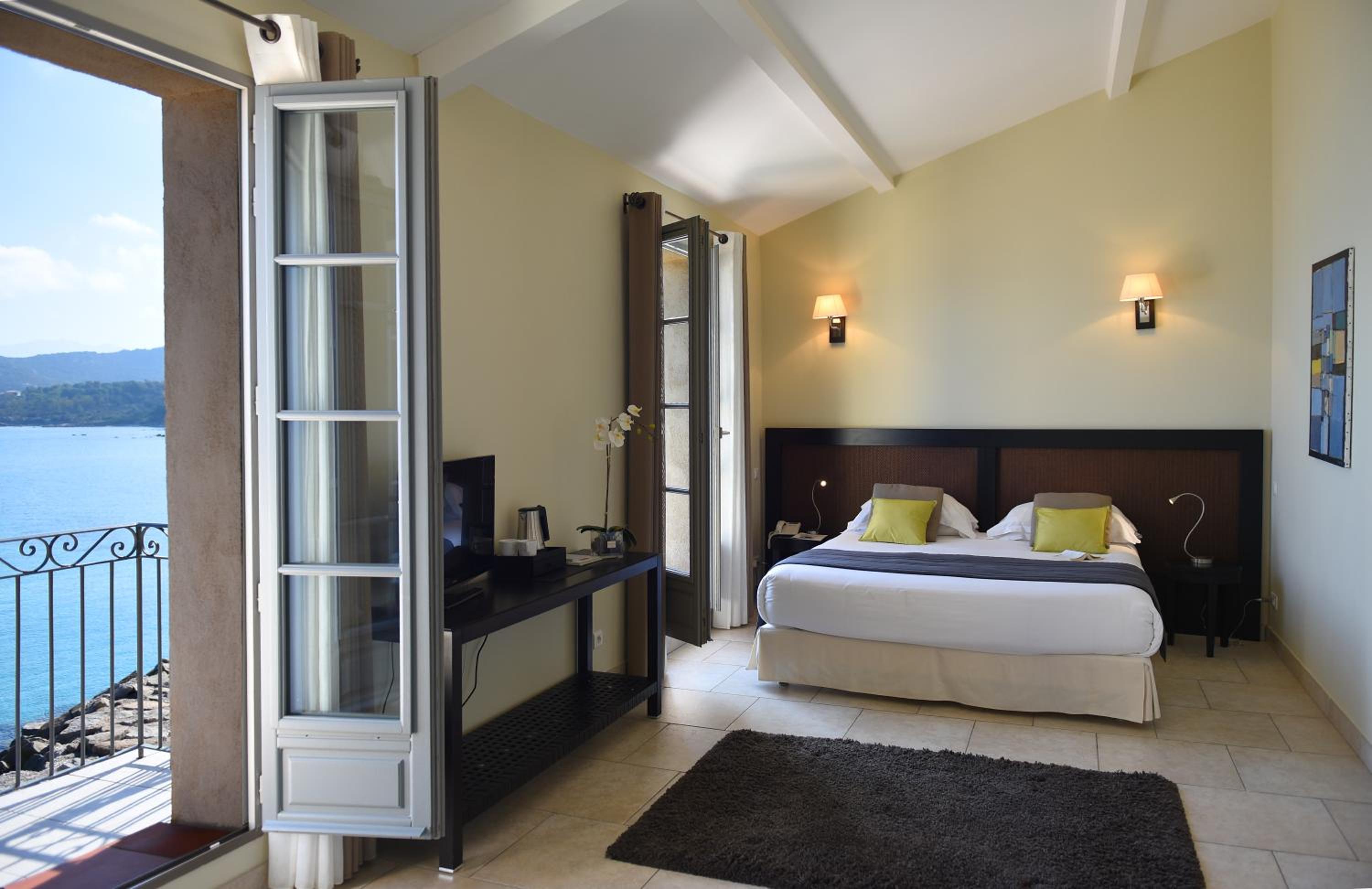 Deluxe Suite with Sea View - Photo 9