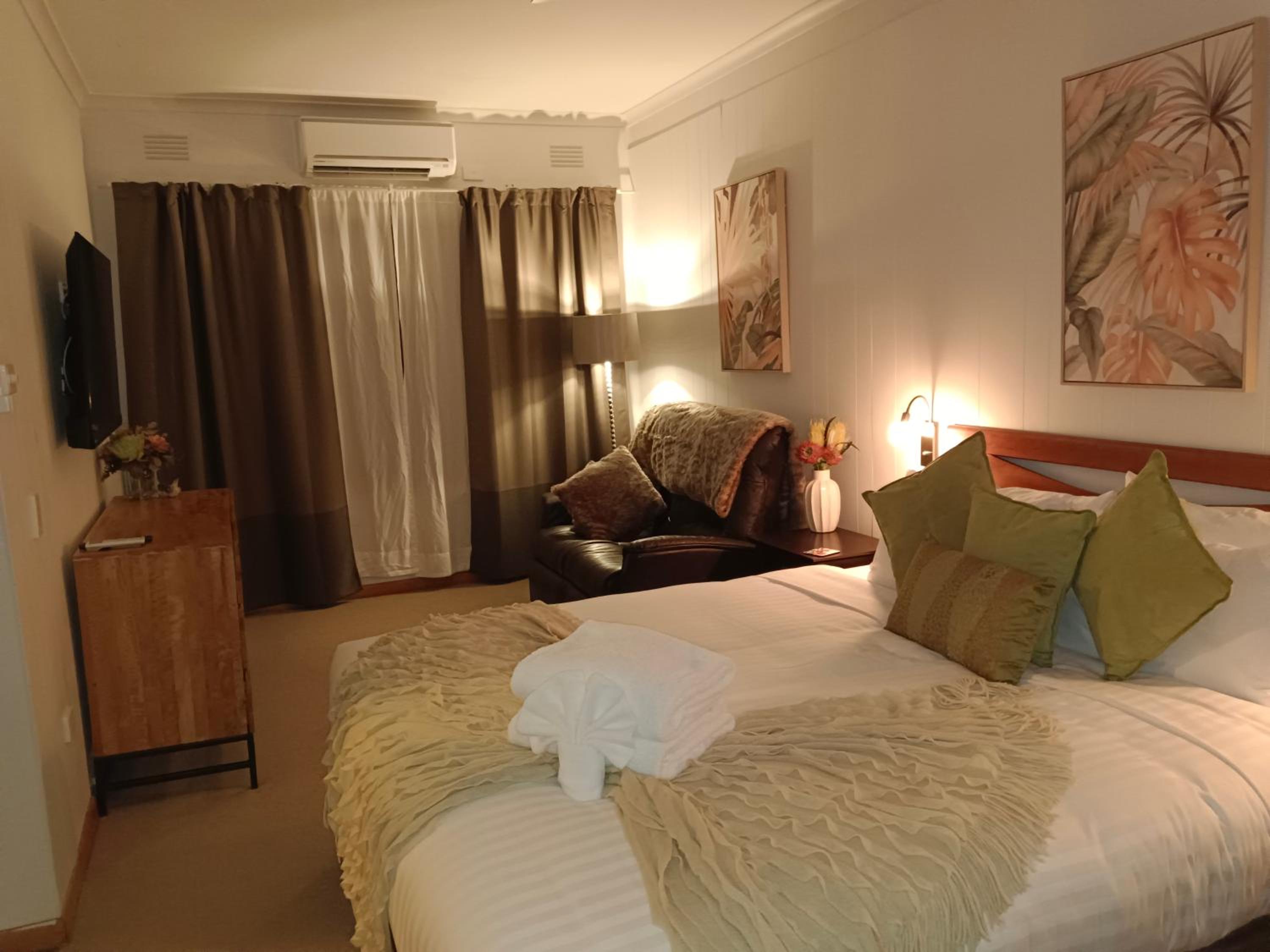 Deluxe King Room - Photo 3