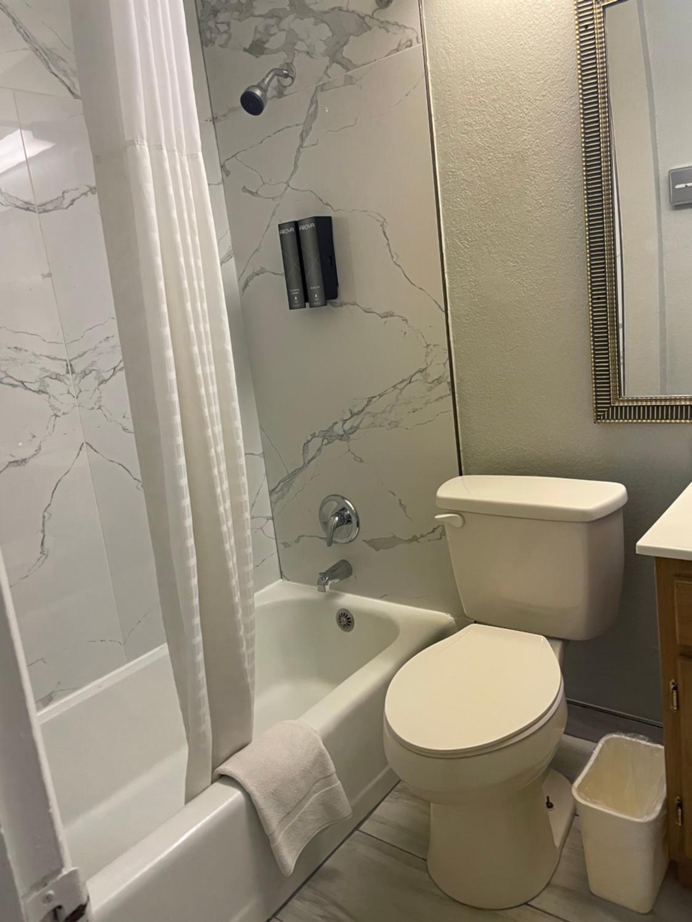 Queen Room - Photo 9