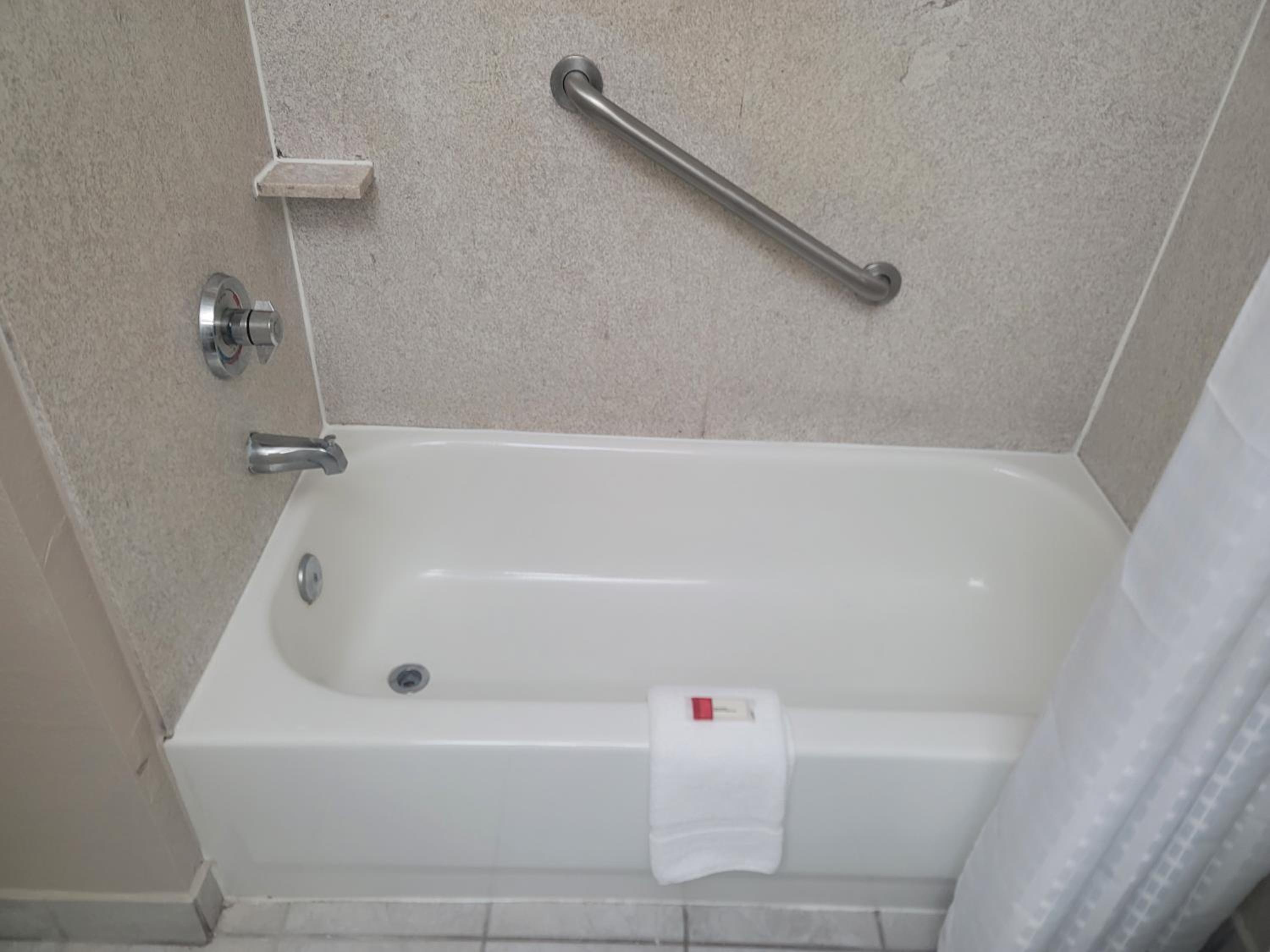 1 King Bed, Mobility Accessible Room, Bathtub w/ Grab Bars, Non-Smoking - Photo 4