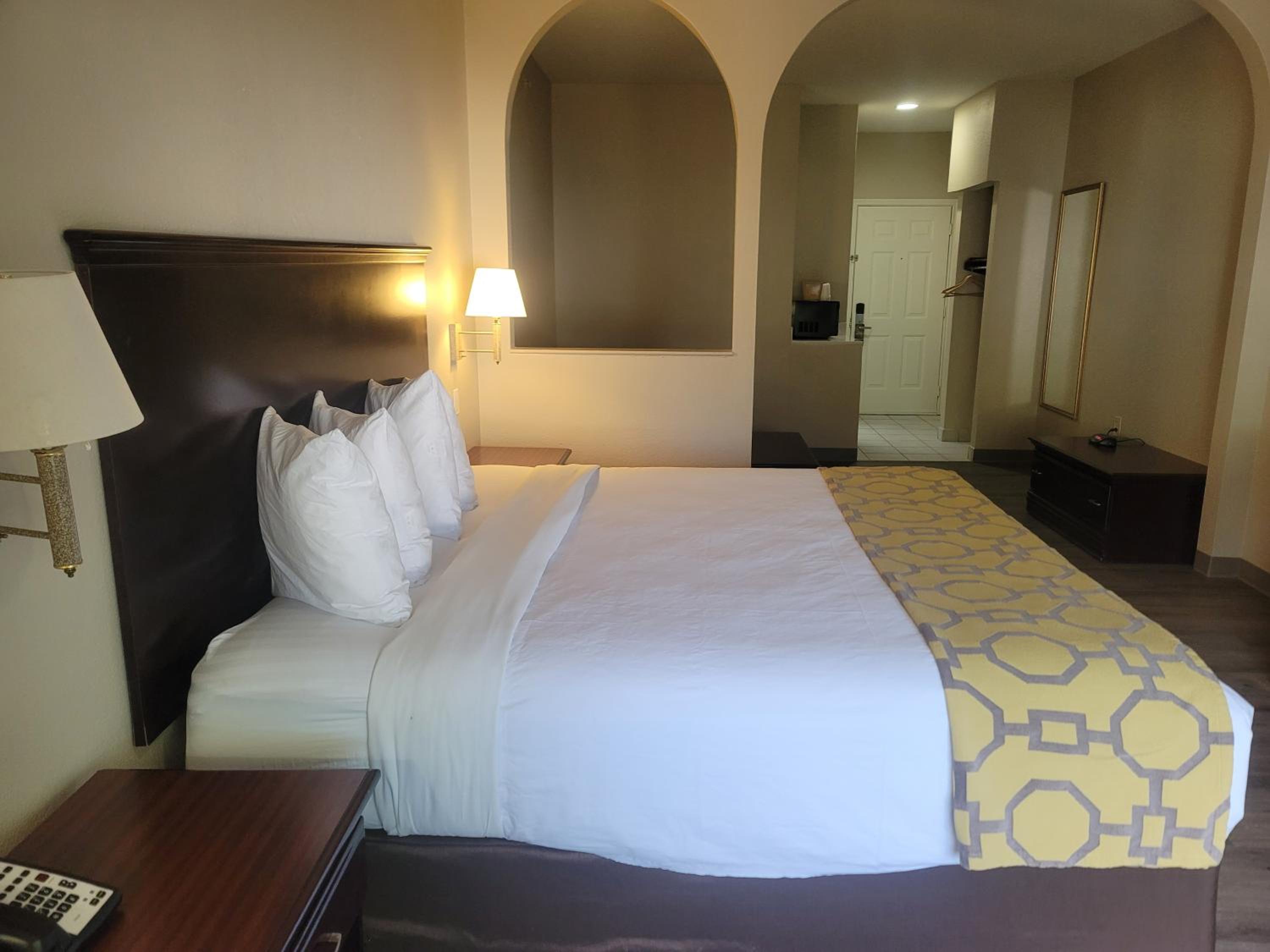 1 King Bed, Mobility Accessible Room, Bathtub w/ Grab Bars, Non-Smoking - Photo 1