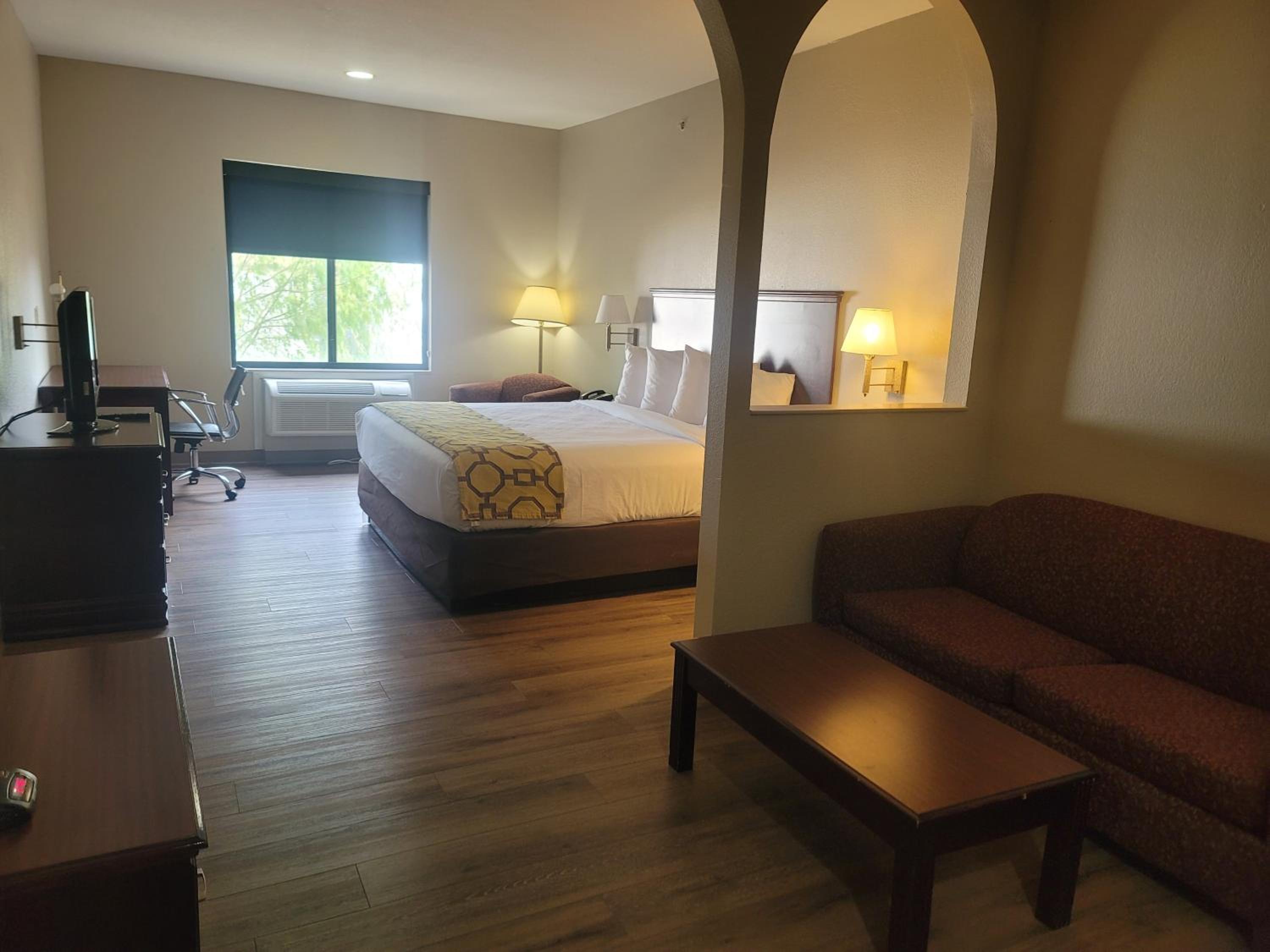 1 King Bed, Mobility Accessible Room, Bathtub w/ Grab Bars, Non-Smoking - Photo 2