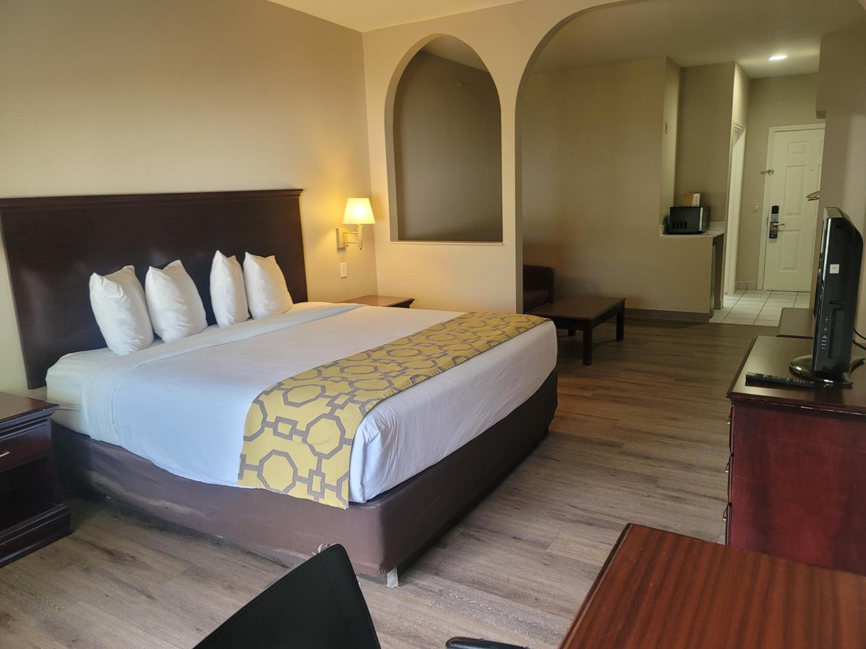 1 King Bed, Mobility Accessible Room, Bathtub w/ Grab Bars, Non-Smoking - Photo 3