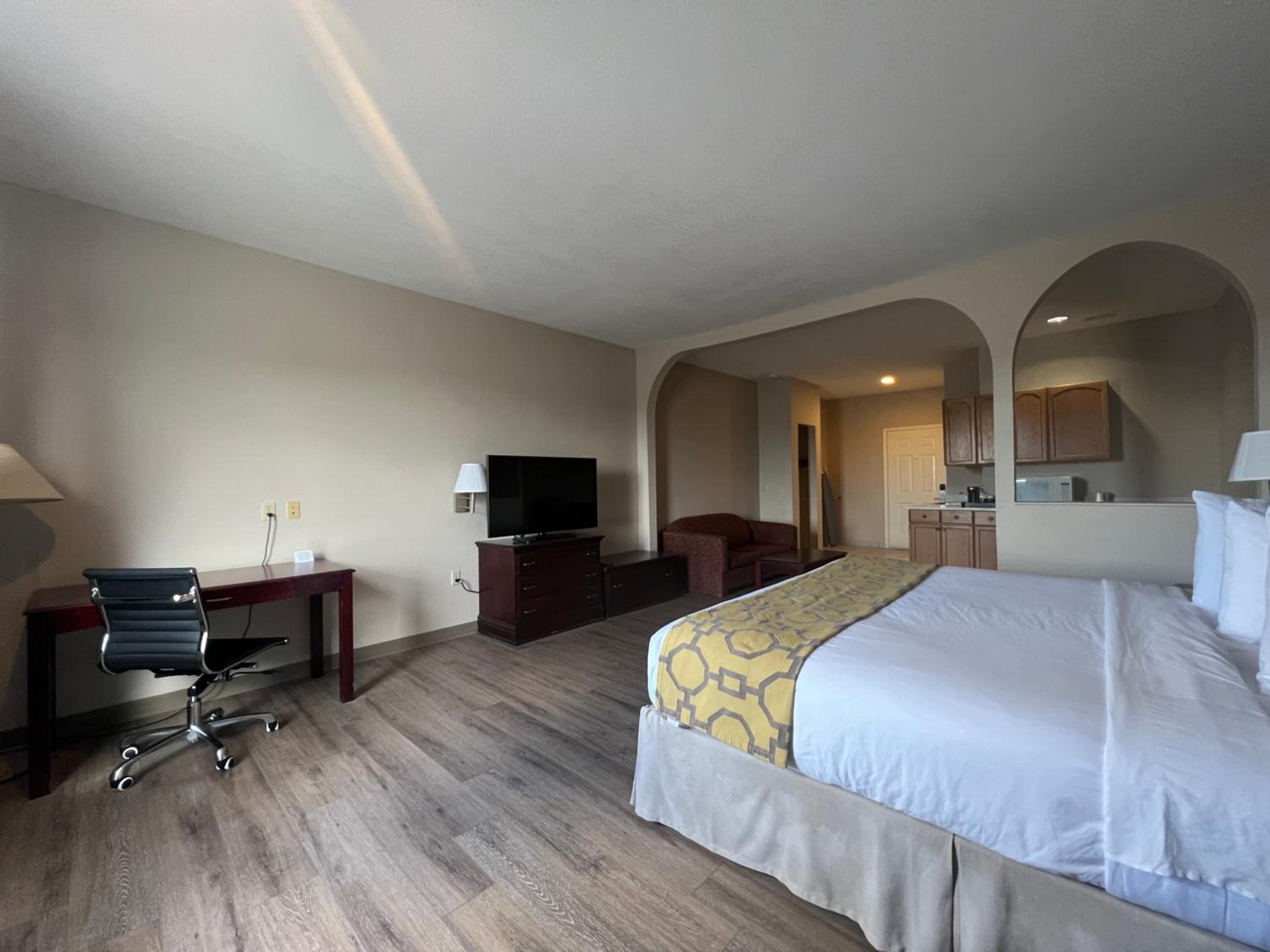 King Room - Non-Smoking - Photo 5