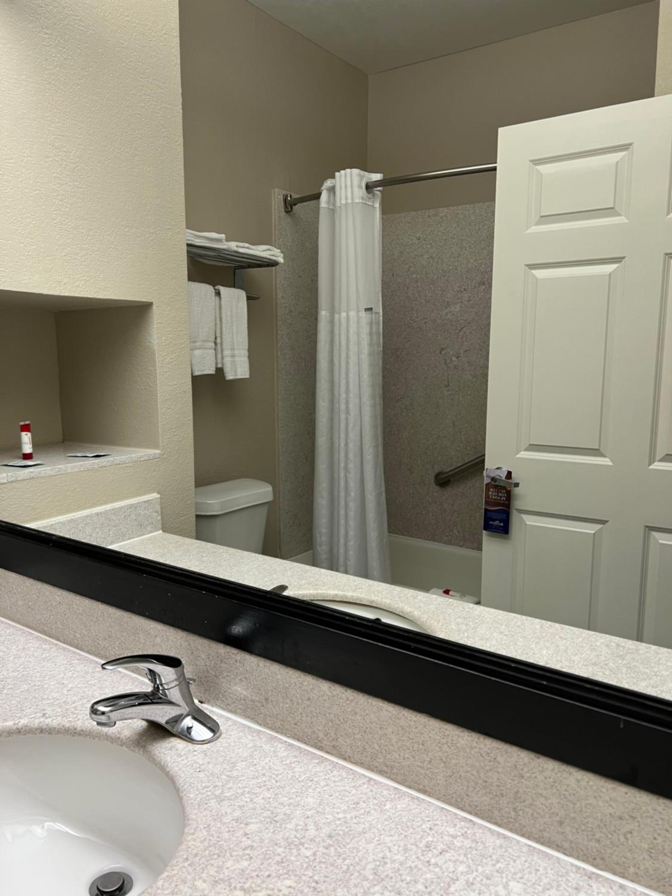 1 King Bed, Mobility Accessible Room, Bathtub w/ Grab Bars, Non-Smoking - Photo 7