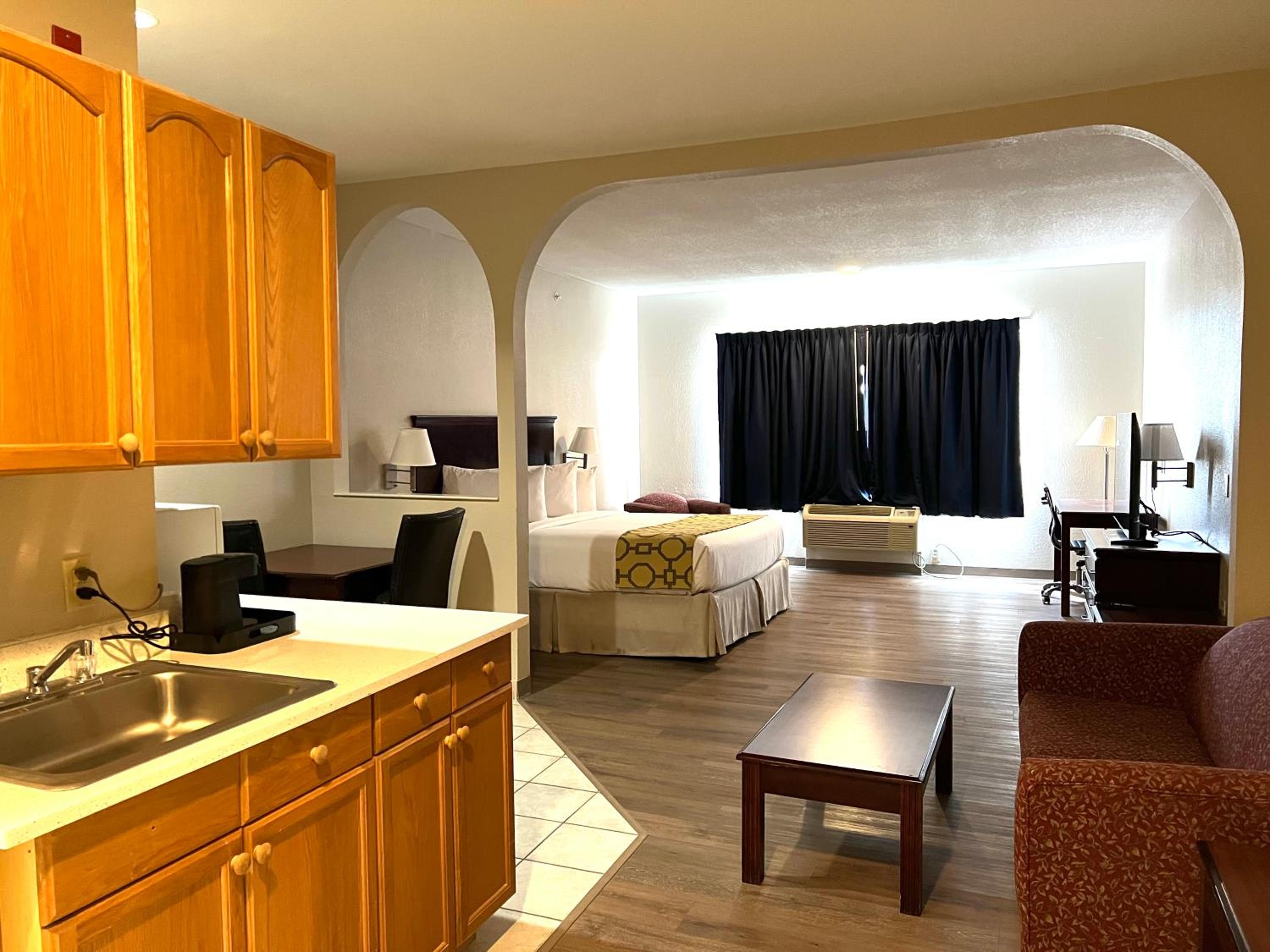 King Suite - Non-Smoking - Photo 7