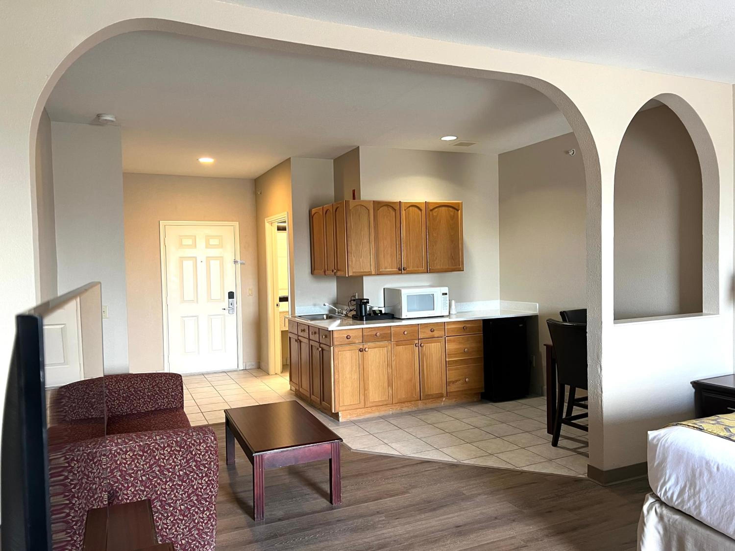 King Suite - Non-Smoking - Photo 3
