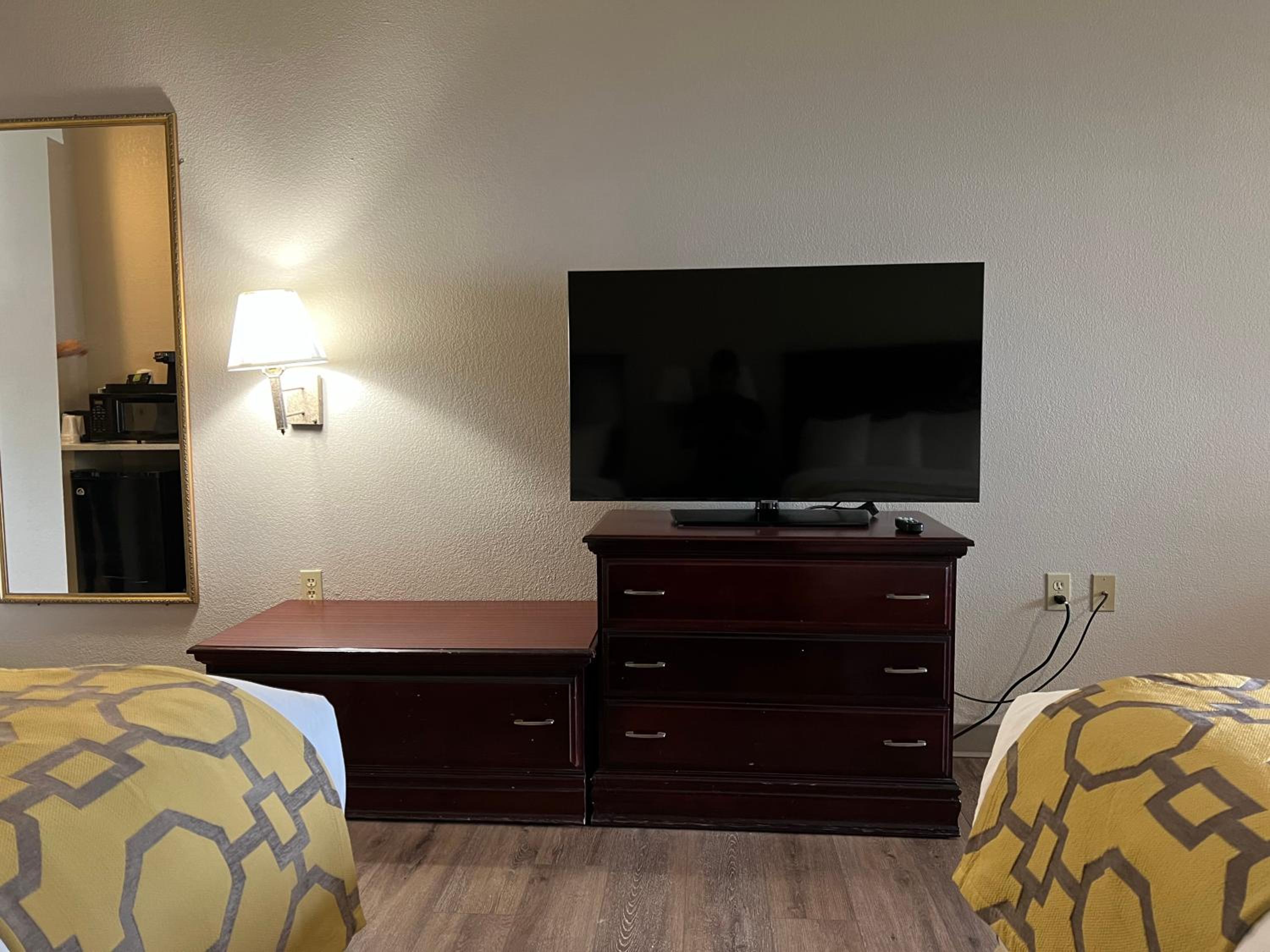 Queen Room with Two Queen Beds - Non-Smoking - Photo 4