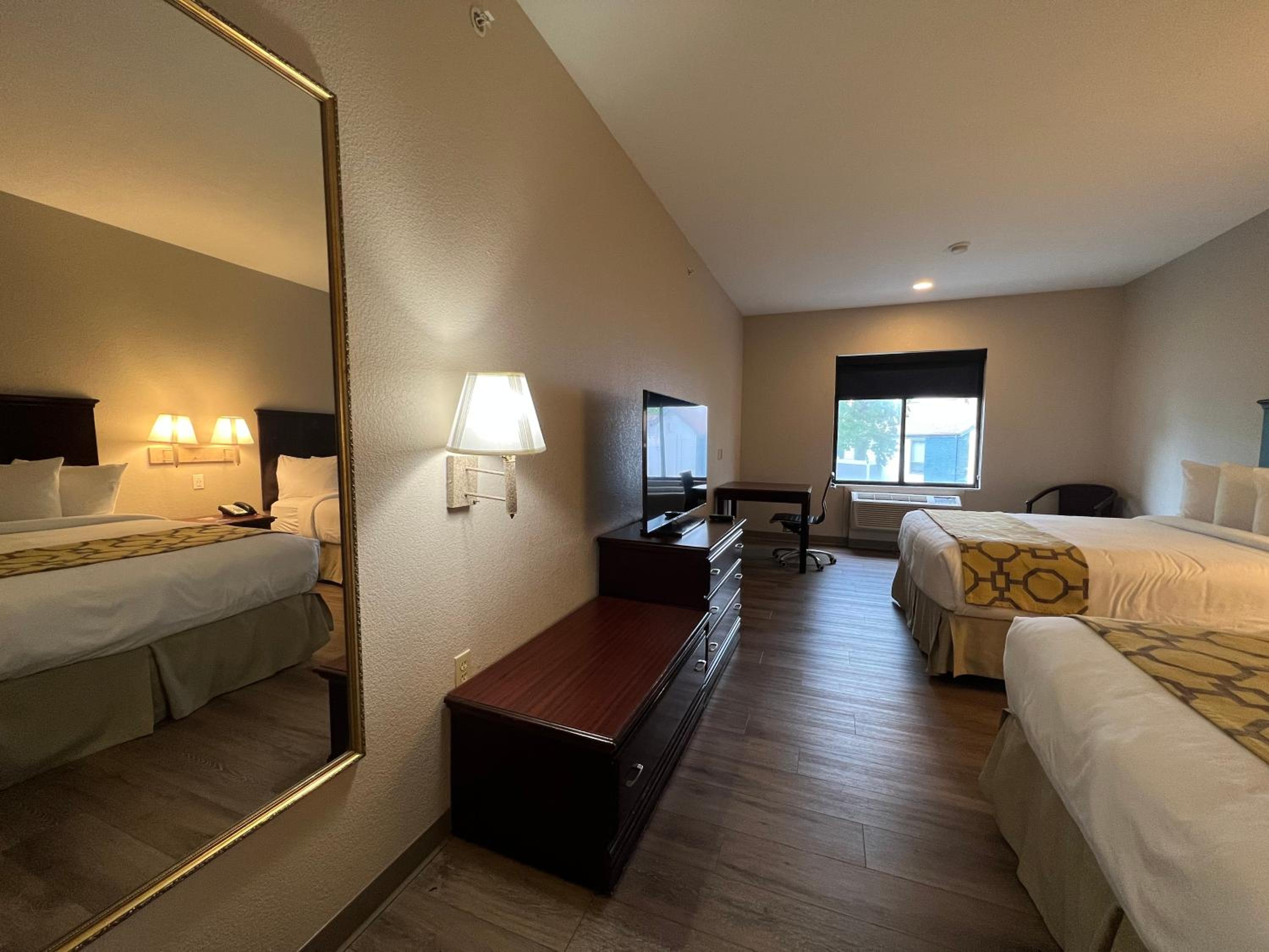 Queen Room with Two Queen Beds - Non-Smoking - Photo 6