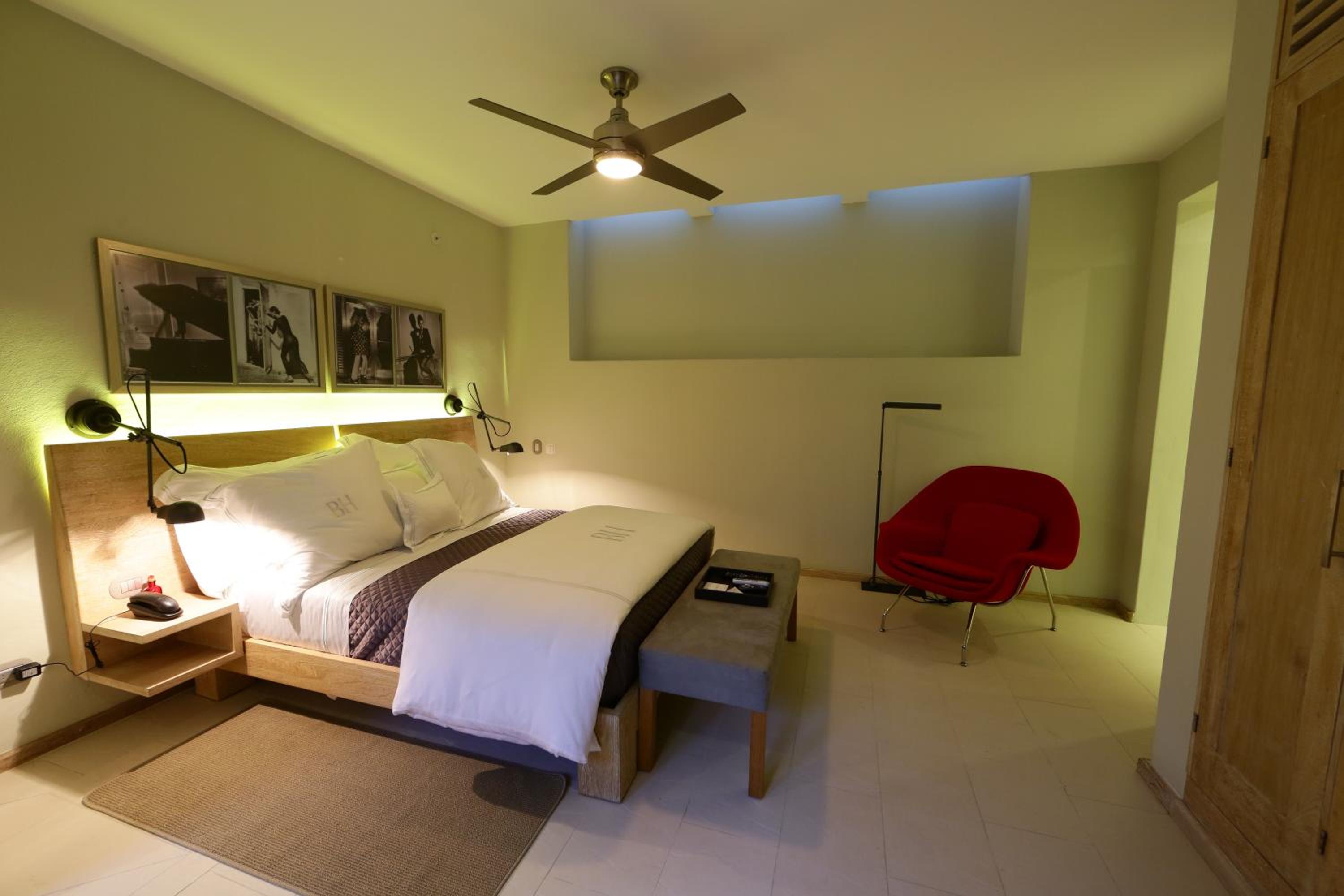 Suite with Courtyard Views