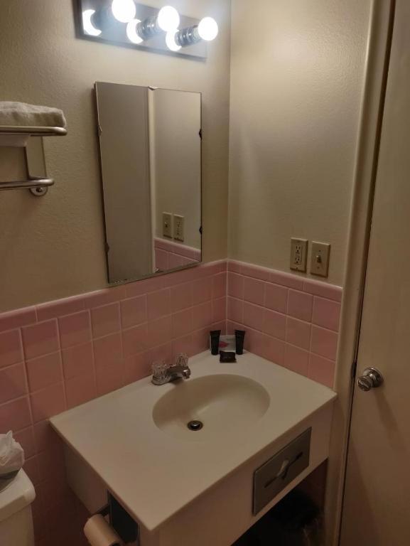 Standard King Room - Photo 4