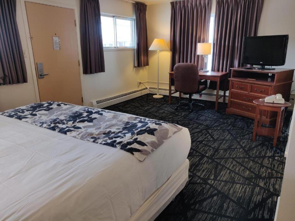 Standard King Room - Photo 7