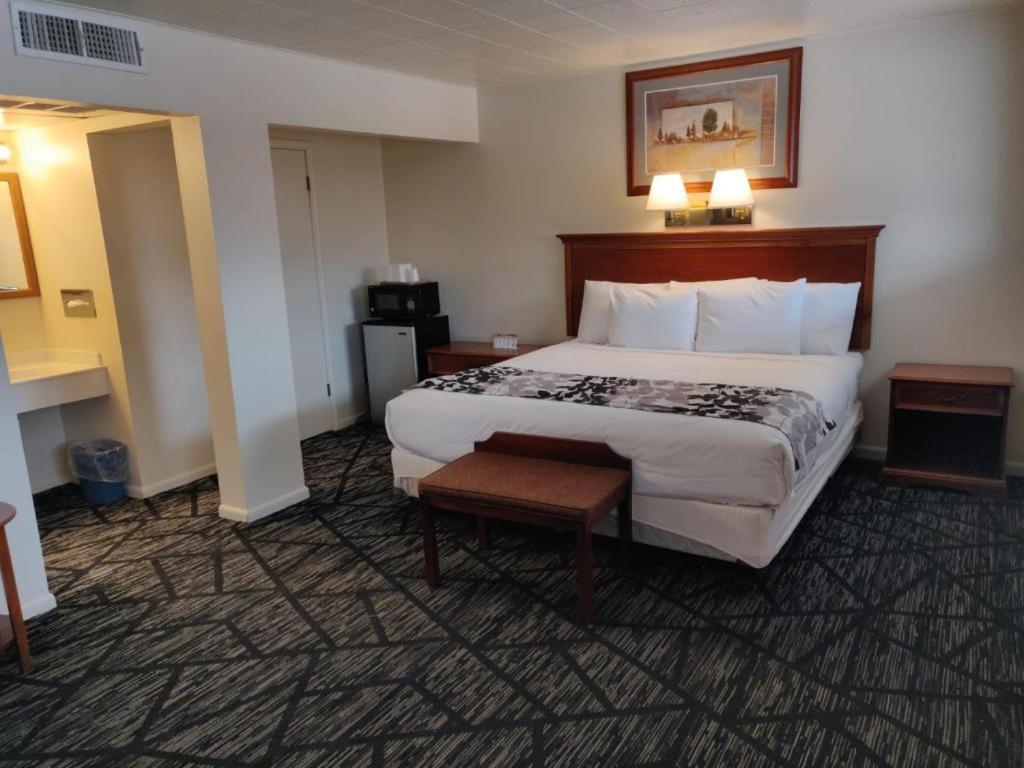 Standard King Room - Photo 1