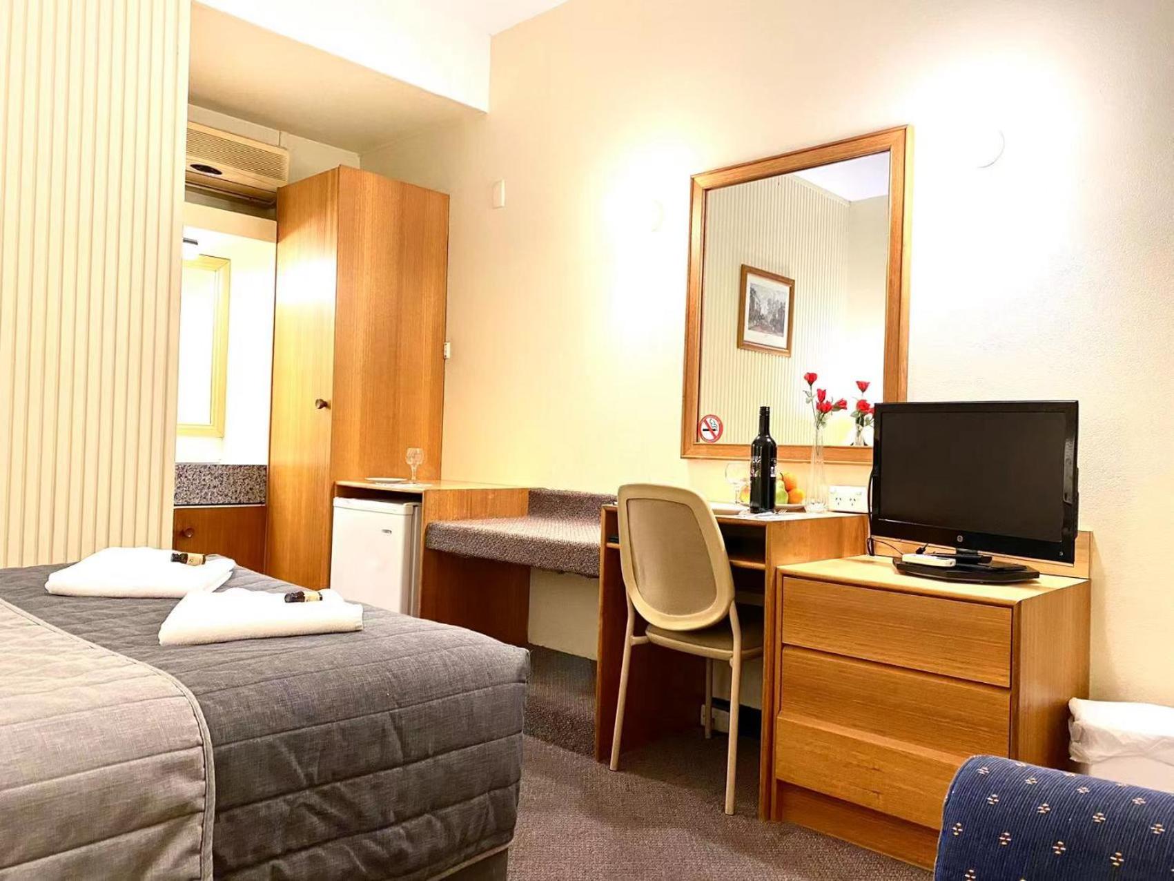 Single Room with Double Bed - Photo 9