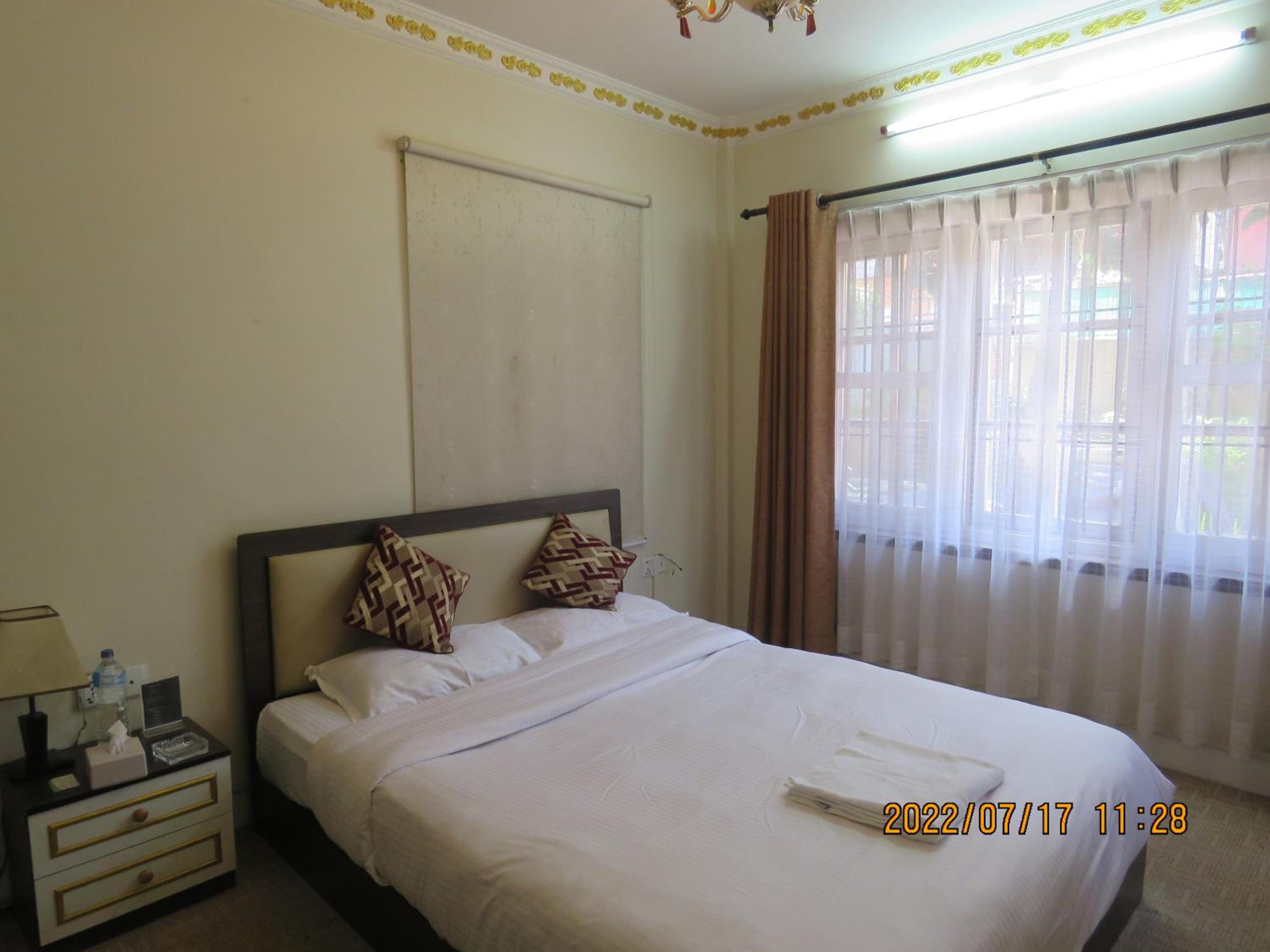 Queen Room with Shared Bathroom photo 2
