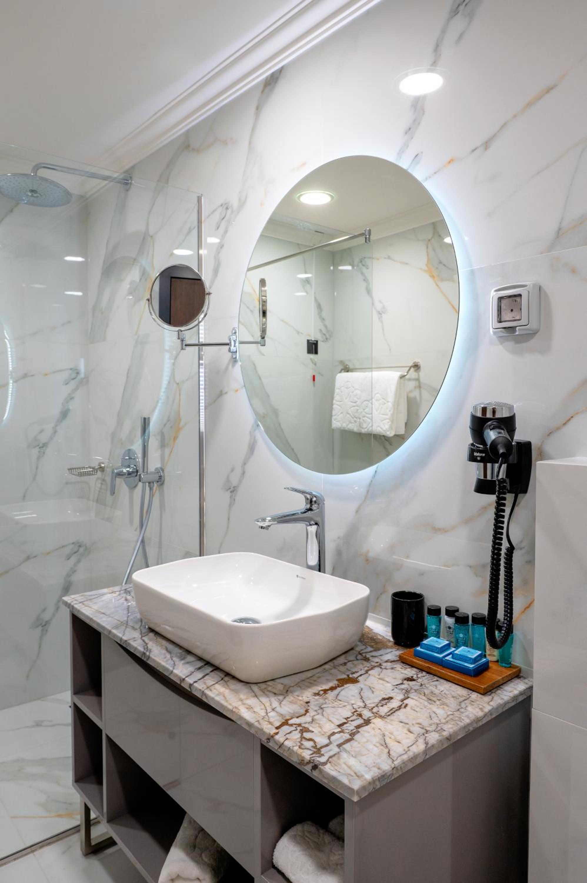 Deluxe Double Room with Balcony and Side Sea View (2 Adults + 2 Children) - Free Parking and Spa Access