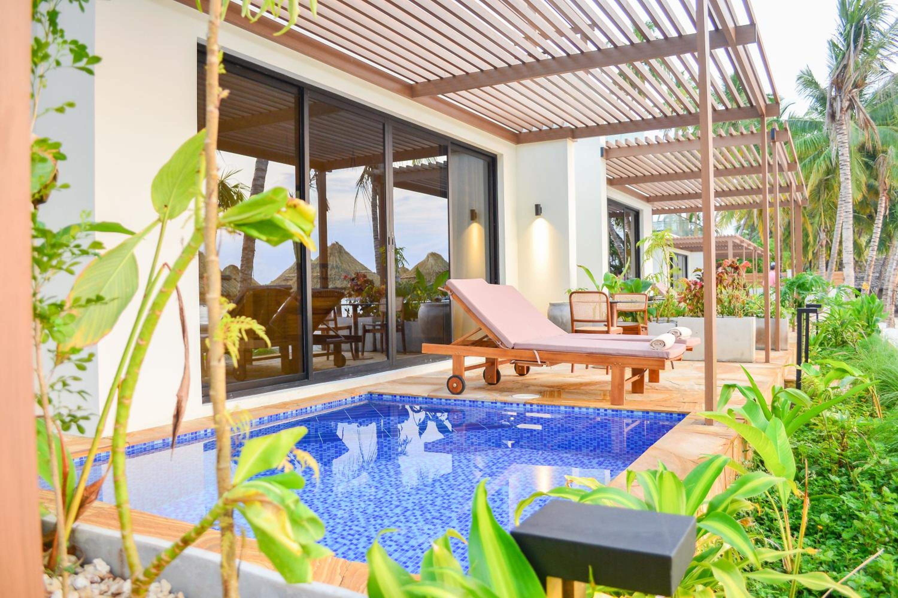 Honeymoon Suite with Private Pool - Photo 4