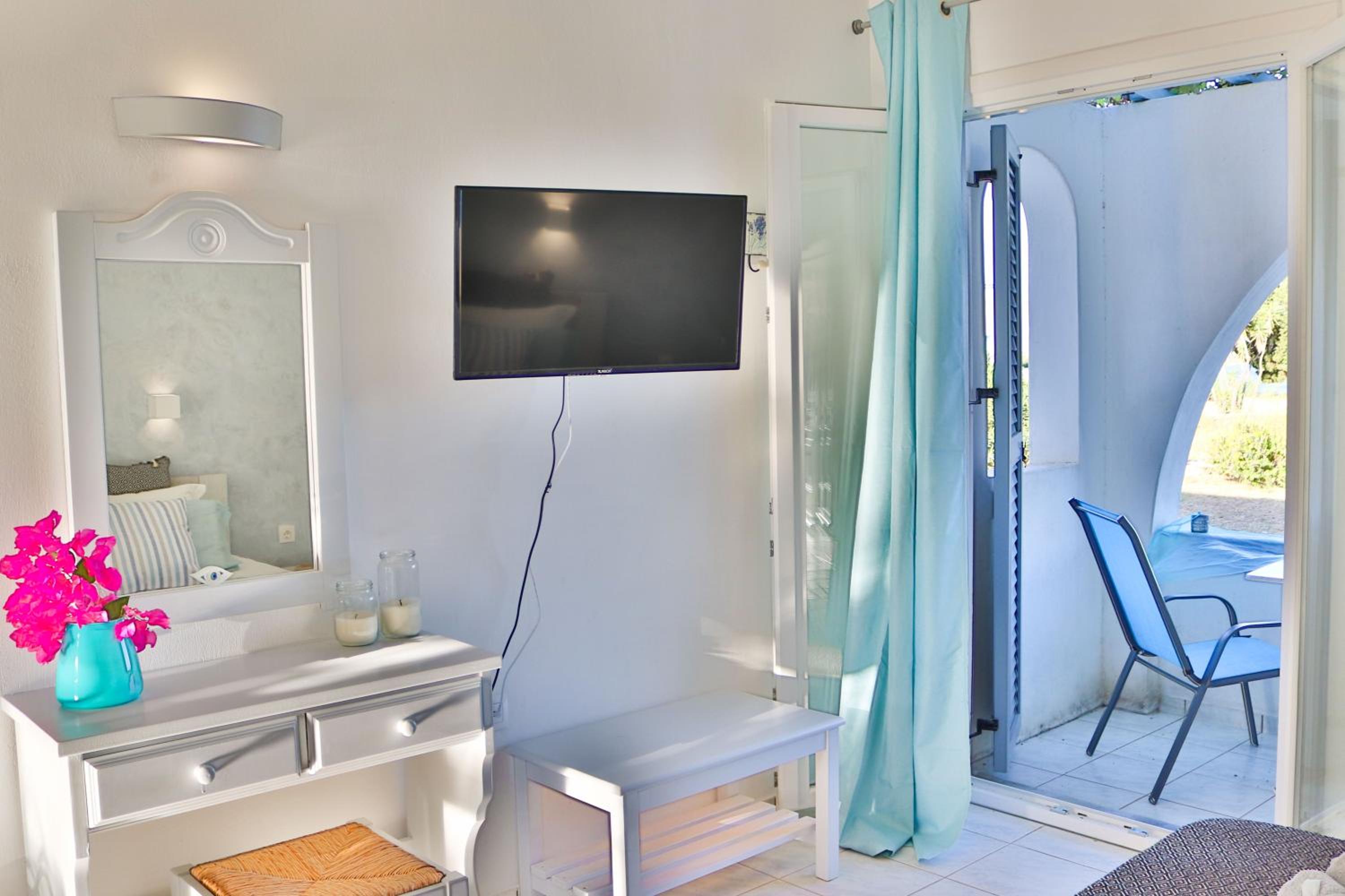 Deluxe Double Room with Balcony and Sea View photo 3