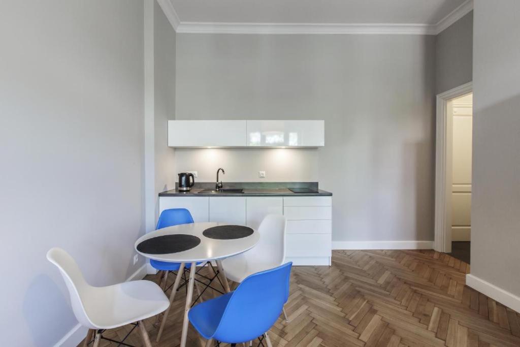 Apartment With Balcony - Photo 5