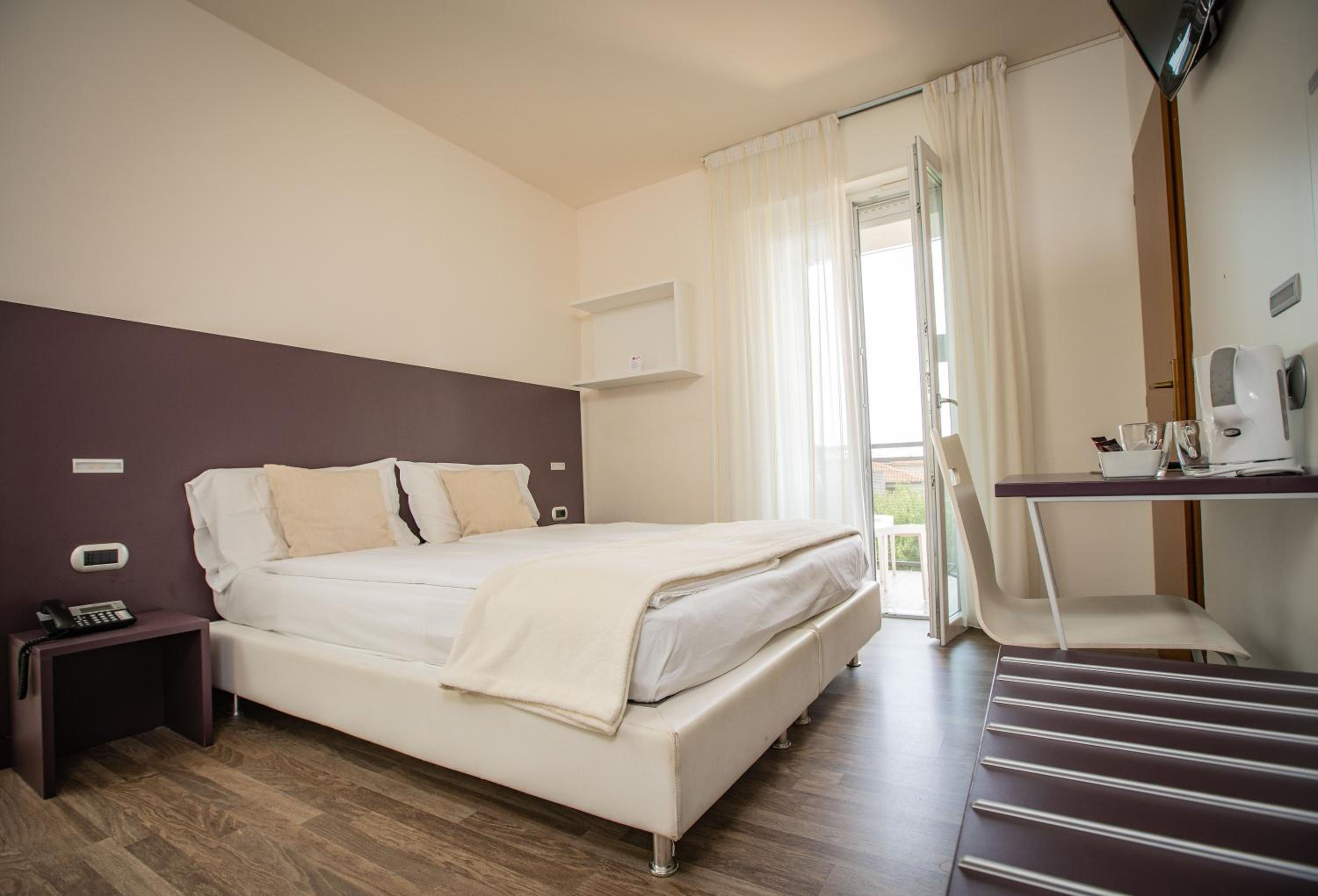 Zweibett- oder Doppelzimmer mit Balkon