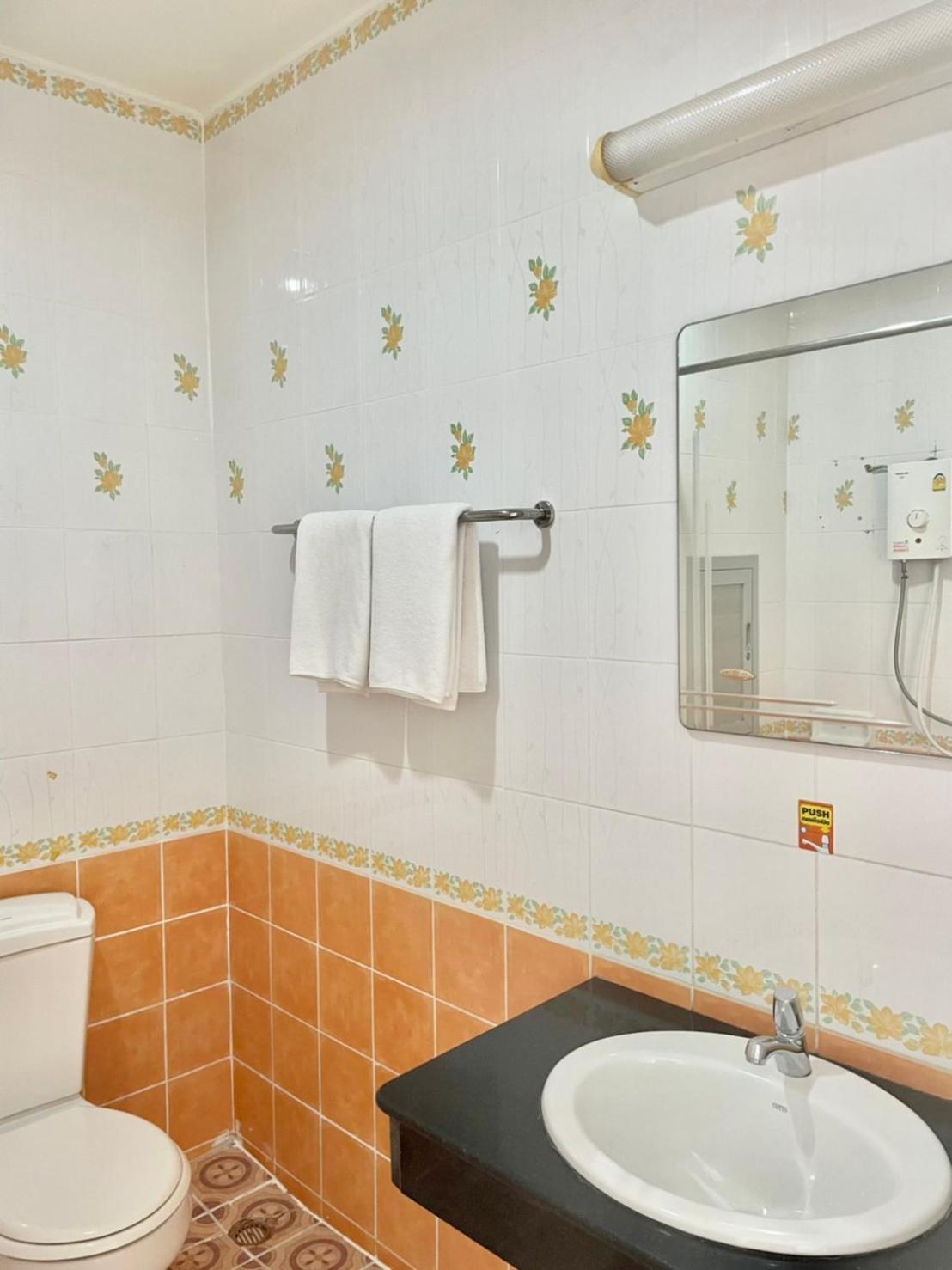 Standard Twin Room - Photo 3