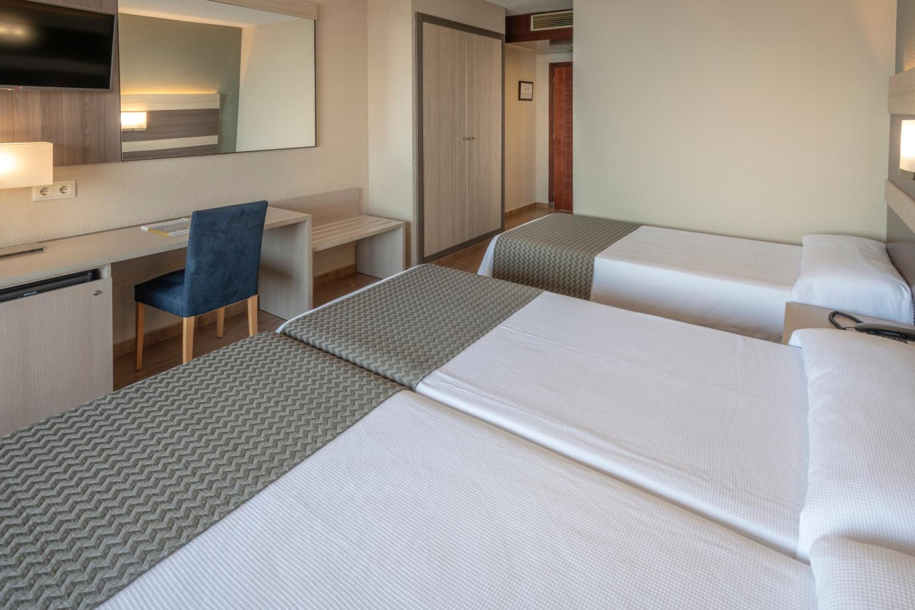 Triple Room with Sea View (2 Adults + 1 Child) - Photo 4