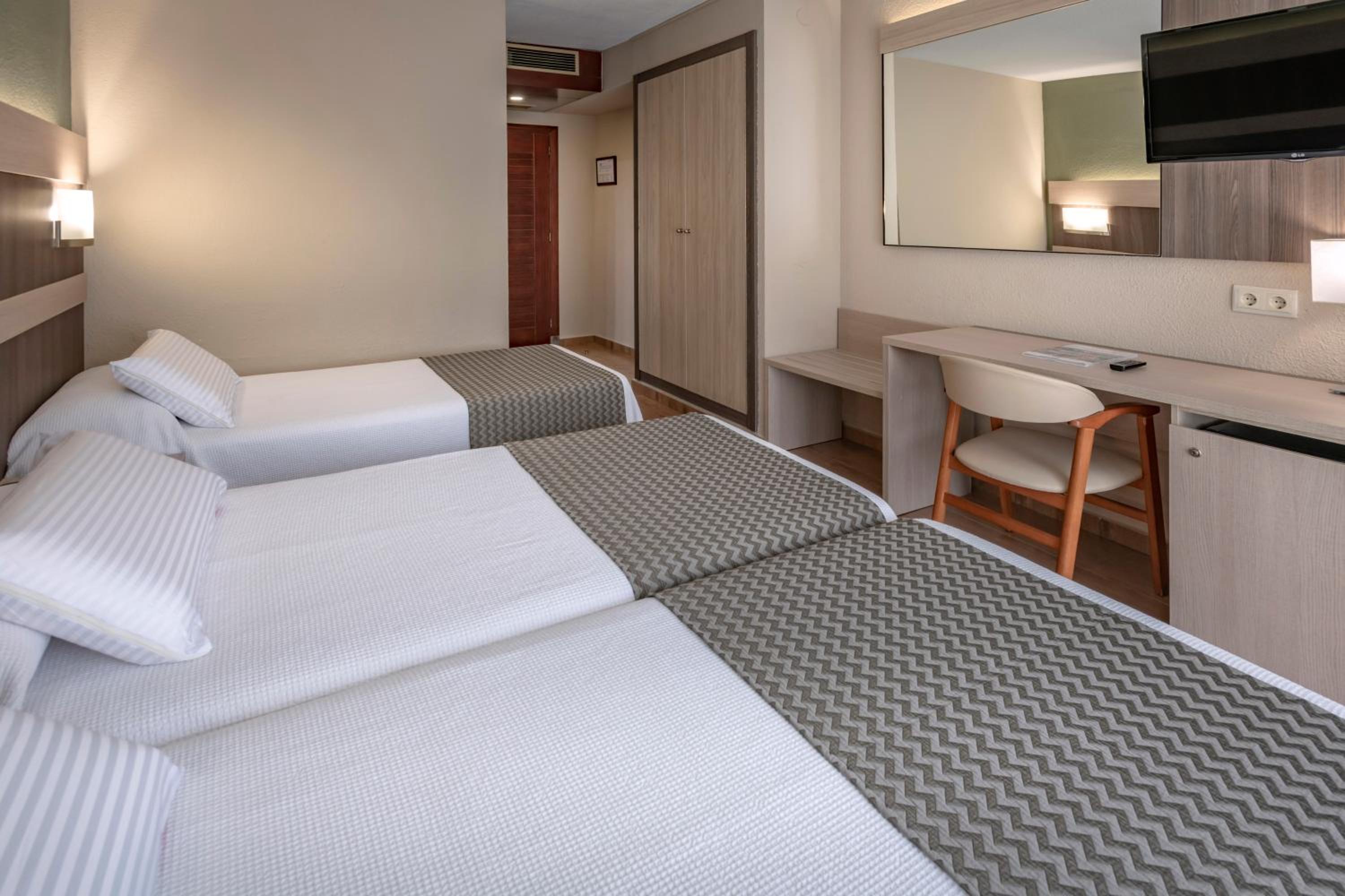 Triple Room (3 Adults) - Photo 2